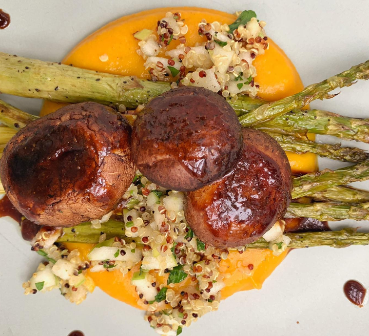 Hongos Portobello sobre Puré de Calabaza y Ensalada de Quinoa con Manzana