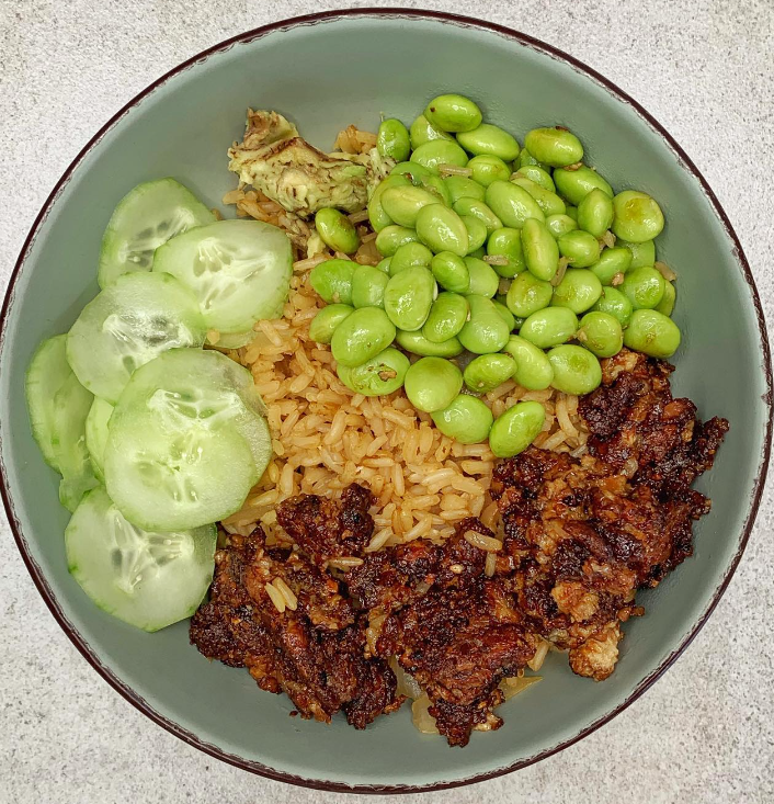 Buddha Bowl con Tofu Desmenuzado, Edamame y Pepino