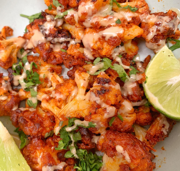 Coliflor Rostizada con Salsa Buffalo y Tahini