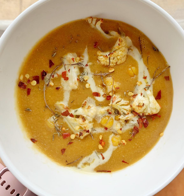 Sopa de Coliflor y Garbanzos Rostizados