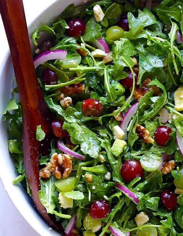 Ensalada de Arúgula con Uvas, Nueces y Aguacate