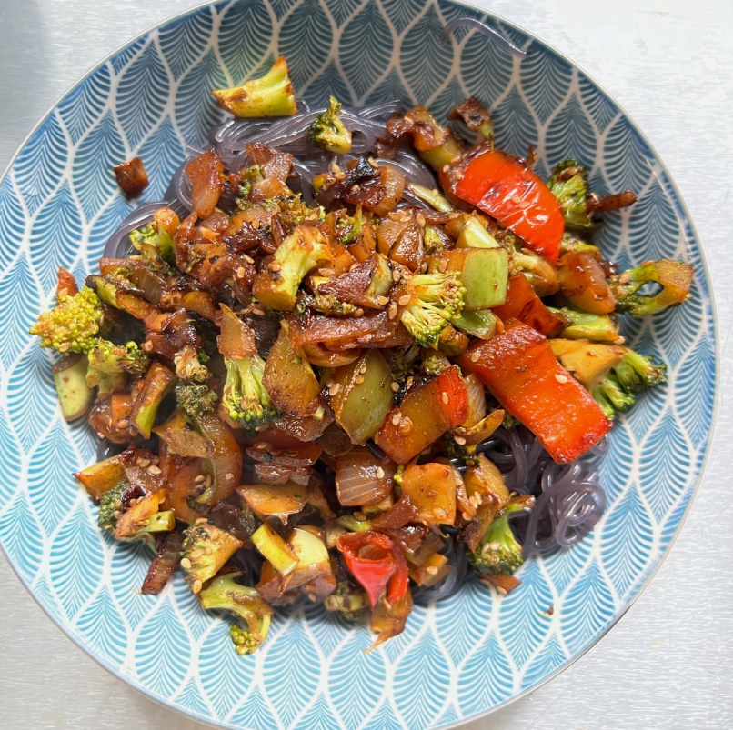 Fideos de Camote Morado con Verduras y Tofu Crujiente