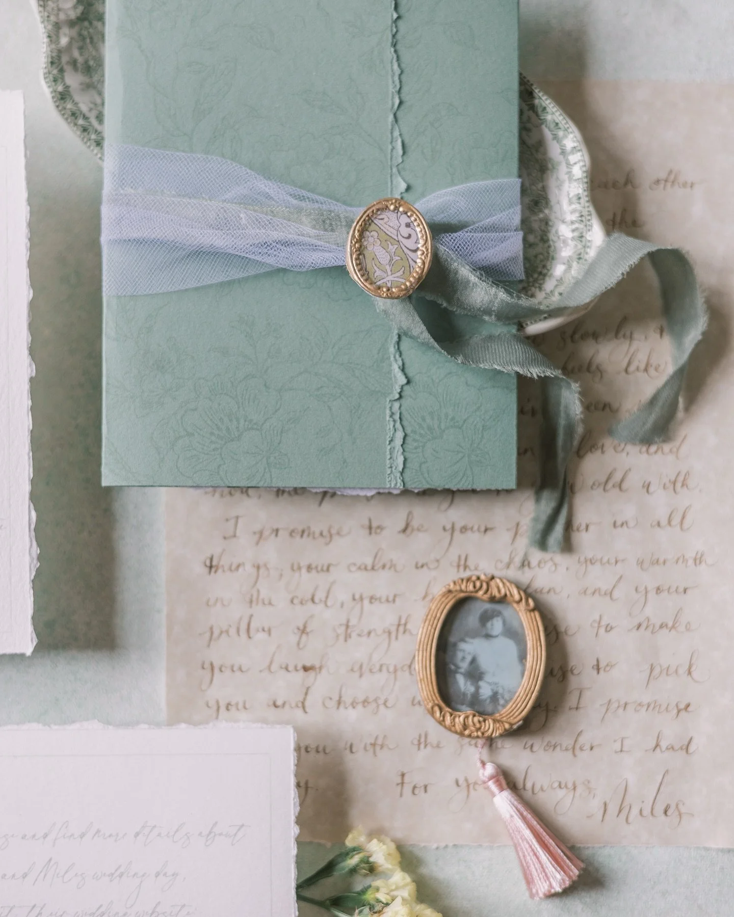 Mix the optimism of yellow and the calmness of blue;  you&rsquo;ll get the fresh vitality of G R E E N
&bull;
&bull;
&bull;
Photography: @lauragaresphoto 
Design &amp; Production: @eastcoaststyledshoots
Venue: @cairnwood
Day of Coordinator: @openaire