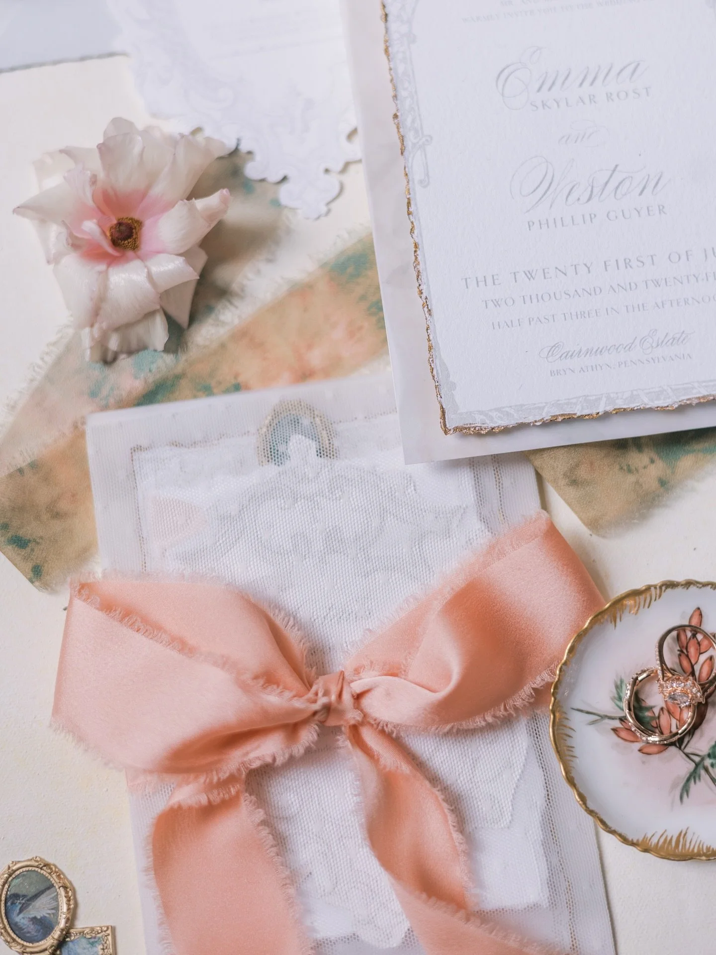 A fluffy bow is a happy bow.
&bull;
Design &amp; Production: @eastcoaststyledshoots
Photos: @lauragaresphoto 
Venue: @cairnwood 
Day of Coordinator: @openaireaffairs
Tabletop Rentals: @spoon.and.salt
Florist: @shannontoaldesigns
Hair Stylist: @mcshai