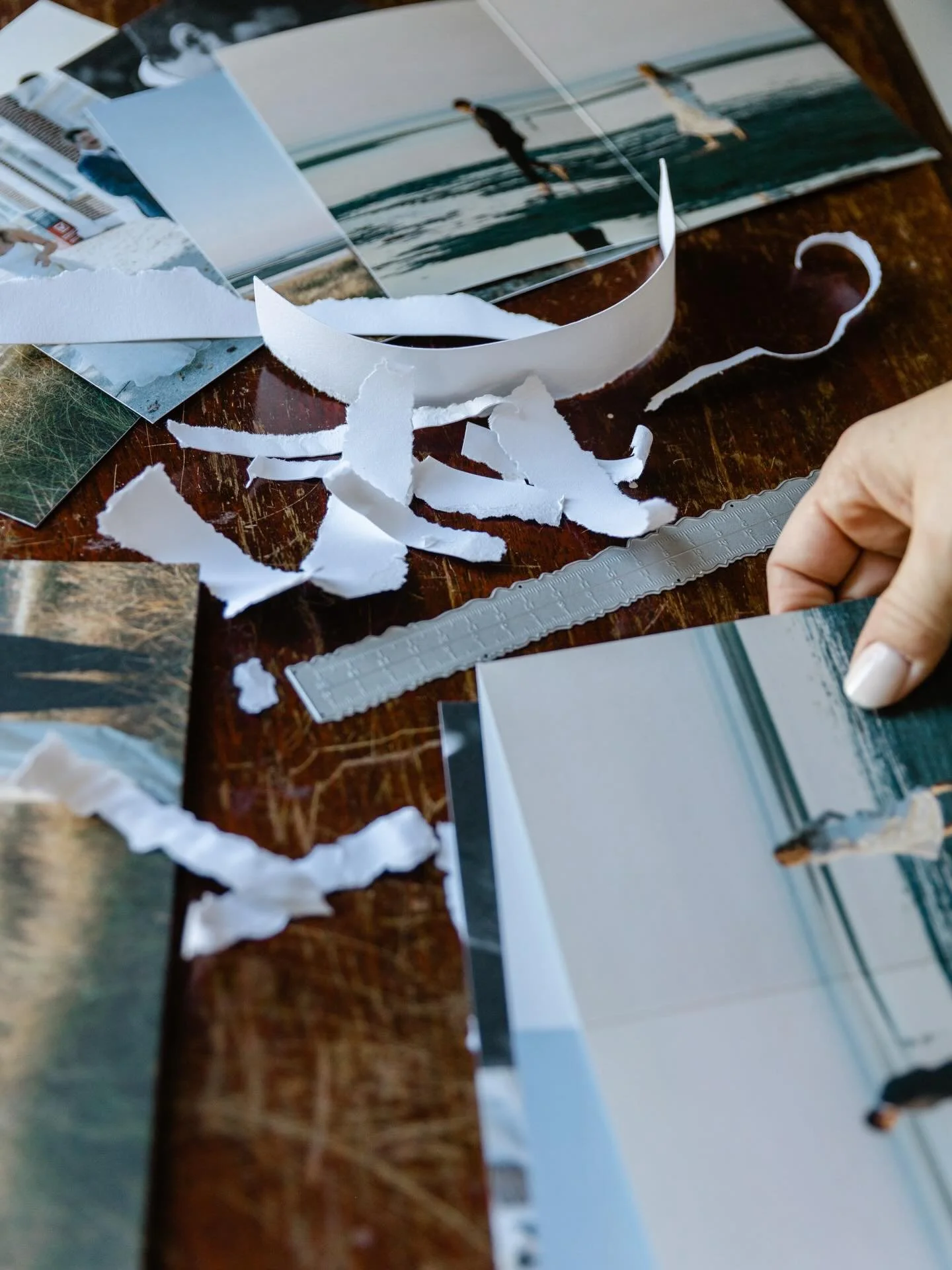 Behind every protect is a process built around creativity, collaboration, and curiosity. (Can you tell I like alliteration 🤓). 
From first proof to final delivery, my goal is always the same: support the planning process, support the couple, and cre