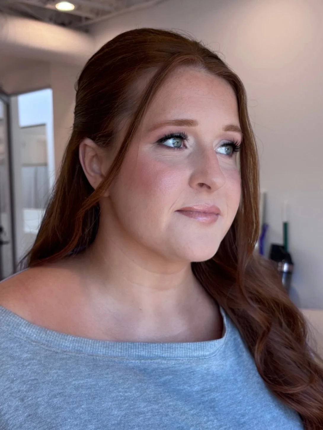 How gorgeous is this bride!? 

She wanted a very pinky and bright look. For the eyes we used matte eyeshadow and a very subtle gel liner that blended perfectly with @ardellbeauty 420s.

During our consultation I realized she didn&rsquo;t want to look