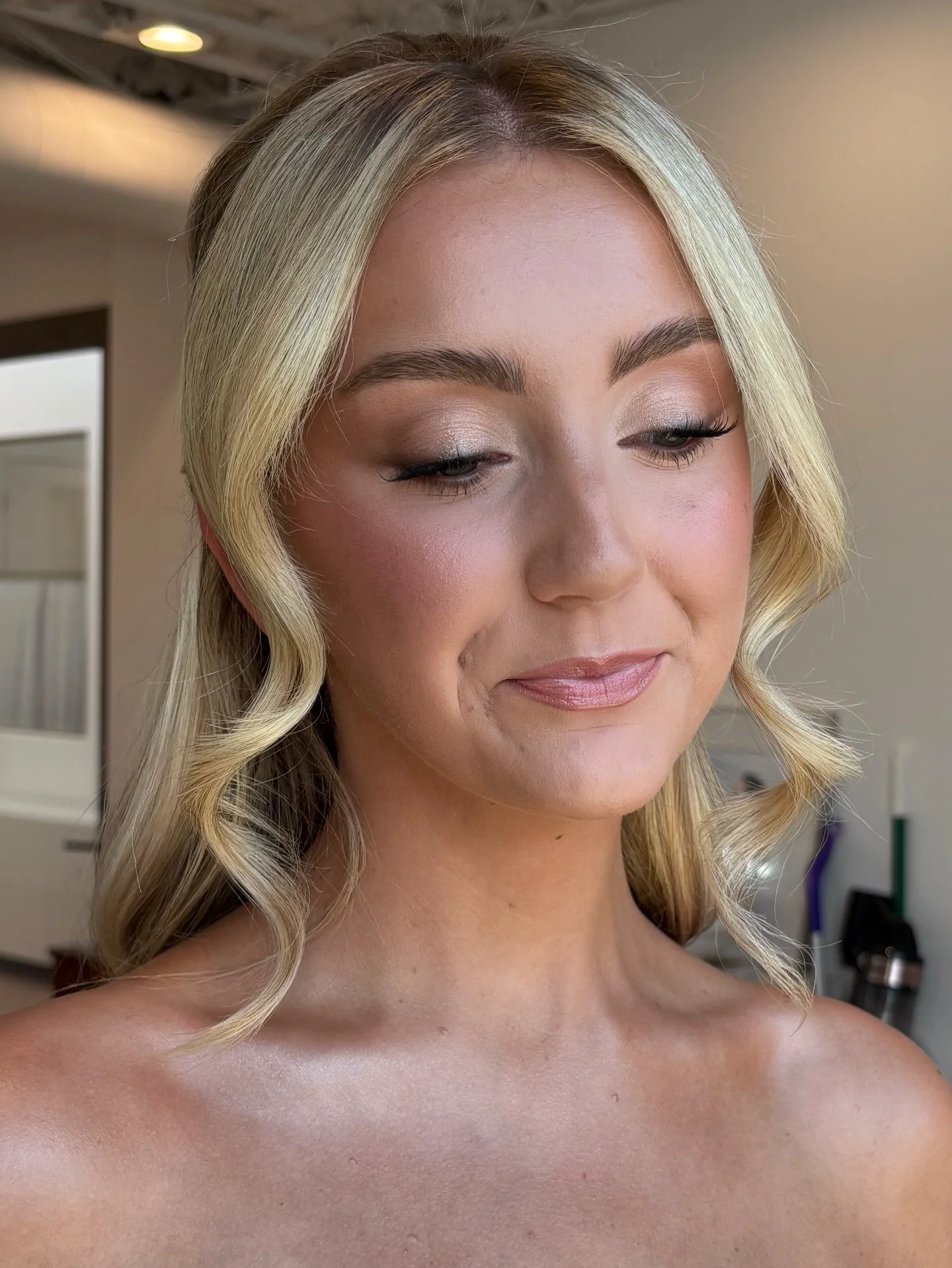 If you&rsquo;re a 2026 bride, don&rsquo;t forget to request body glow. It brings everything together. Just look at her d&eacute;collet&eacute; ✨

These are a few products that will give you an insane glow:
@lovingtanofficial Bronze Shimmer Luminous C