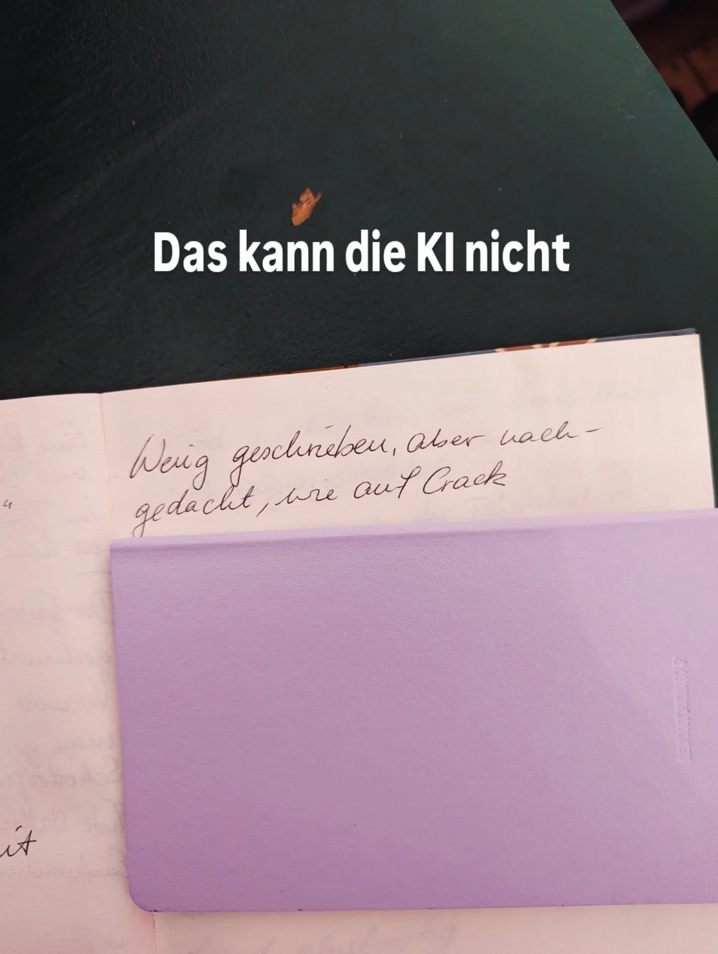 Wenn es eine Zeit gibt, sich nochmal neu in den kreativen Prozess zu verlieben, dann jetzt. Ins Scheitern und Hadern, die ganzen unbeholfenen Worte und unterschraubten Satzkonstruktionen, die ganzen Stunden mit einem Bild, die Frustration, die Selbst