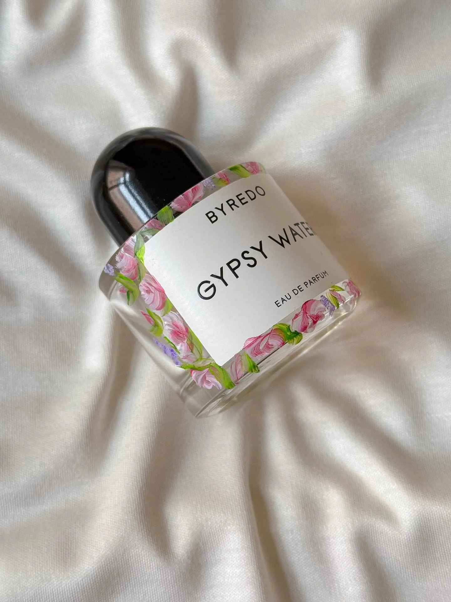 🌹 Meticulously crafting a series of elegant designs that can be completed in just 5&ndash;10 minutes per bottle &mdash; ideal for live event personalization. Each flourish adds a bespoke touch, just in time. 🌿✨

@officialbyredo #CalligraphyForBrand
