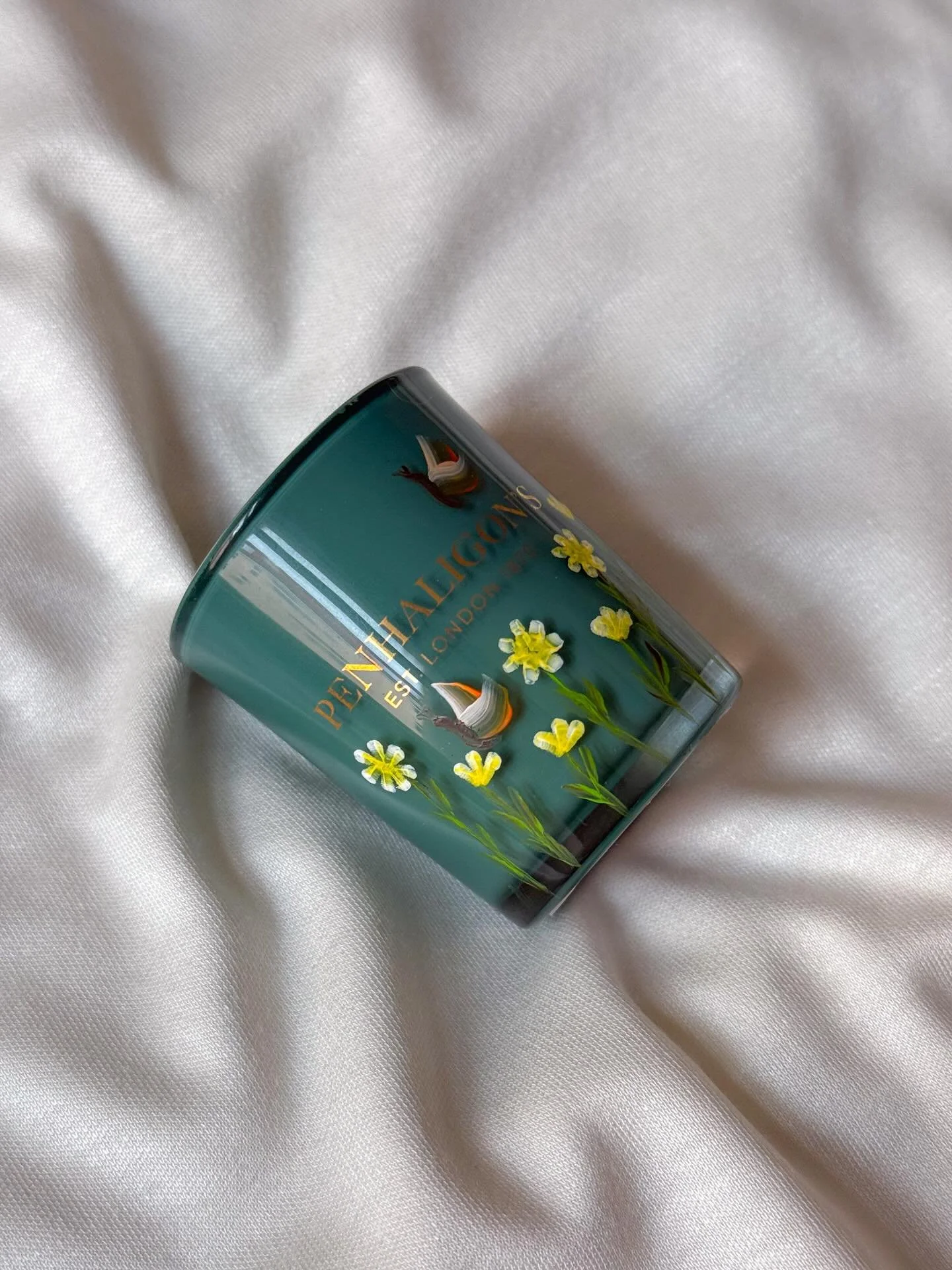 Tiny flowers on a tiny candle from one of my favourite perfume brands @penhaligons 🌼

#LiveEventArtist #LuxuryEventExperience #BrandActivationExpert #OnSiteCalligraphy #EventPersonalization #LiveEngravingArtist #LuxuryClientGifting #BespokeEventDeta