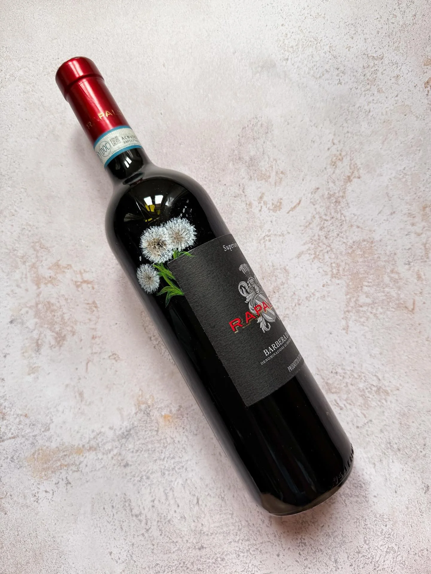✨ Make a wish&hellip; and take a sip.
This custom-painted wine bottle features delicate dandelions in full bloom, with tiny seeds floating gently into the air &mdash; a moment of stillness captured on glass. 🌬🤍

A perfect gift, a keepsake, or a cen