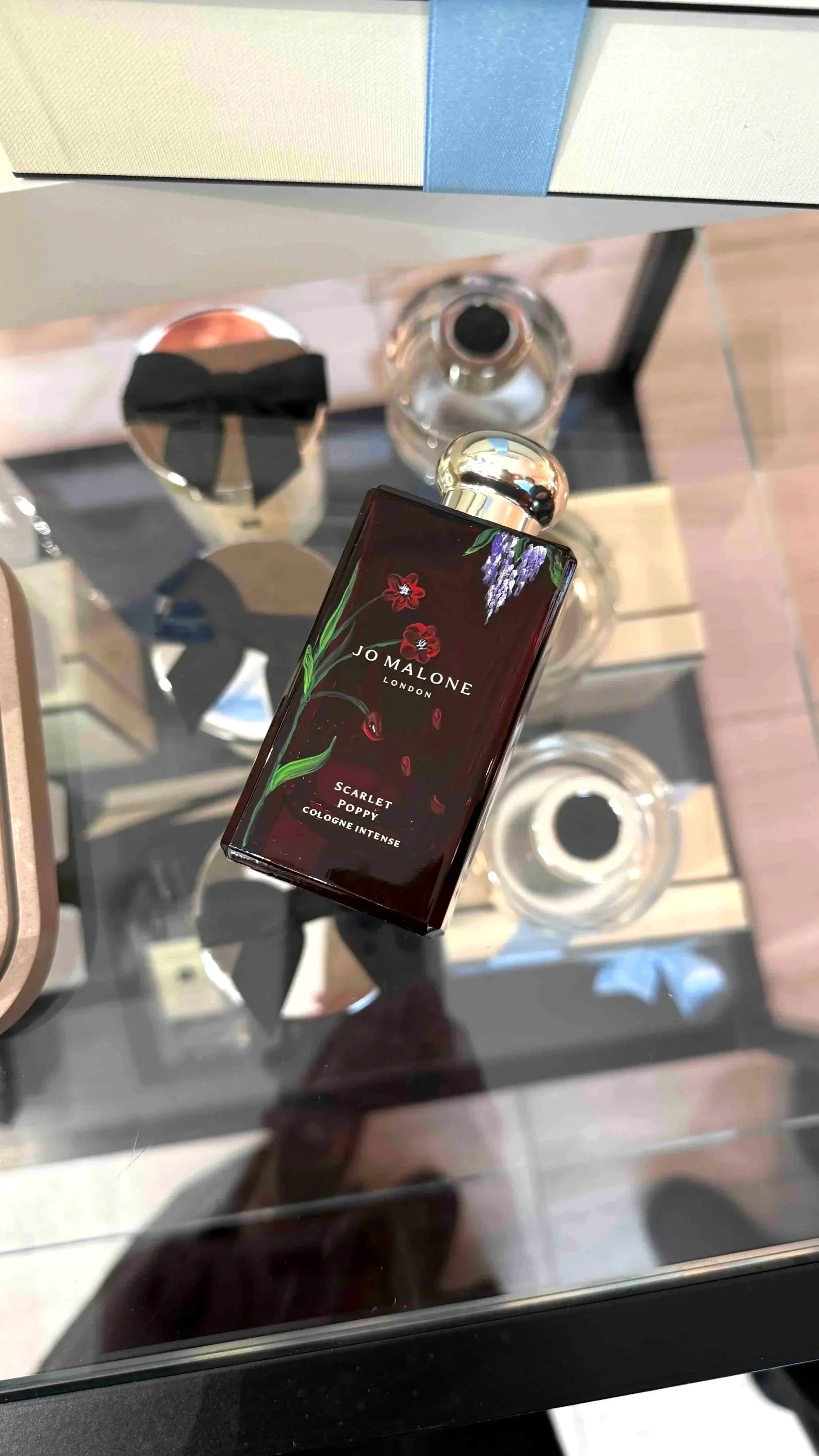 Bemalter Jo-Malone-Flakon „Scarlet Poppy" bei einem Event in Berlin