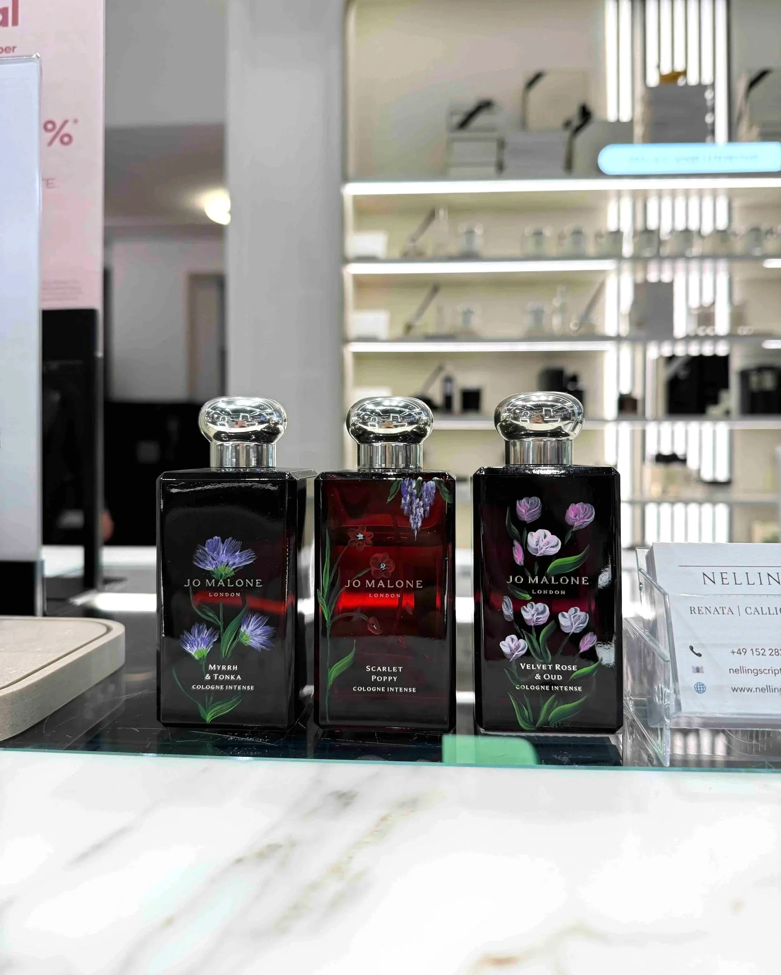 Drei handbemalte Jo-Malone-Flakons bei einem Event in Hamburg
