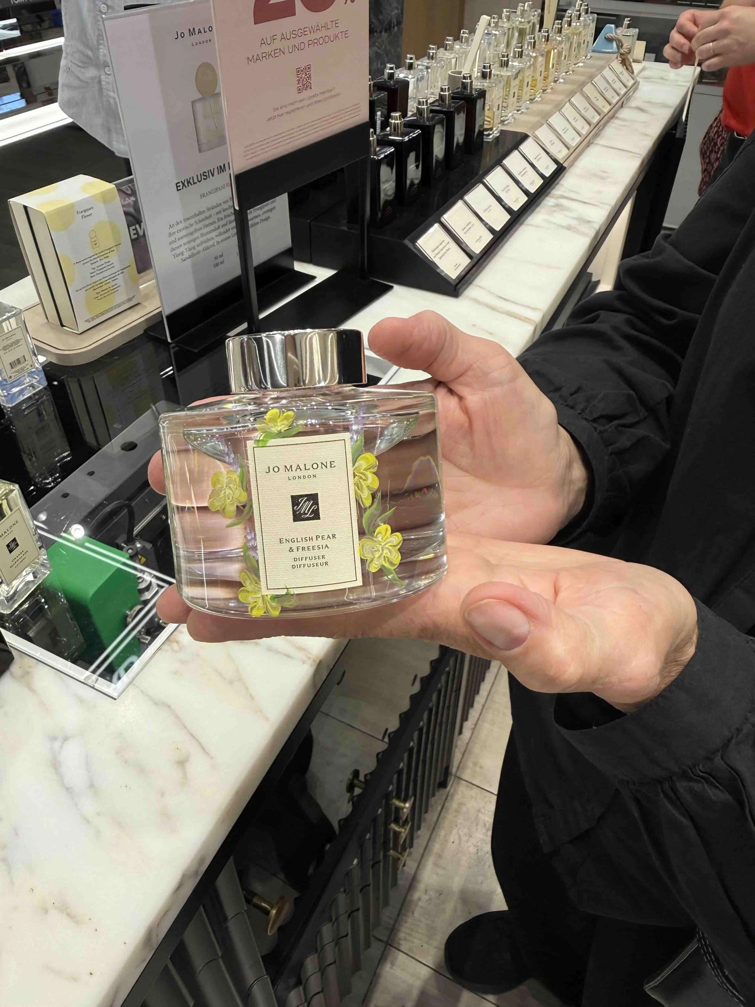 Handbemalter Jo-Malone-Duftflakon bei einem Event in München