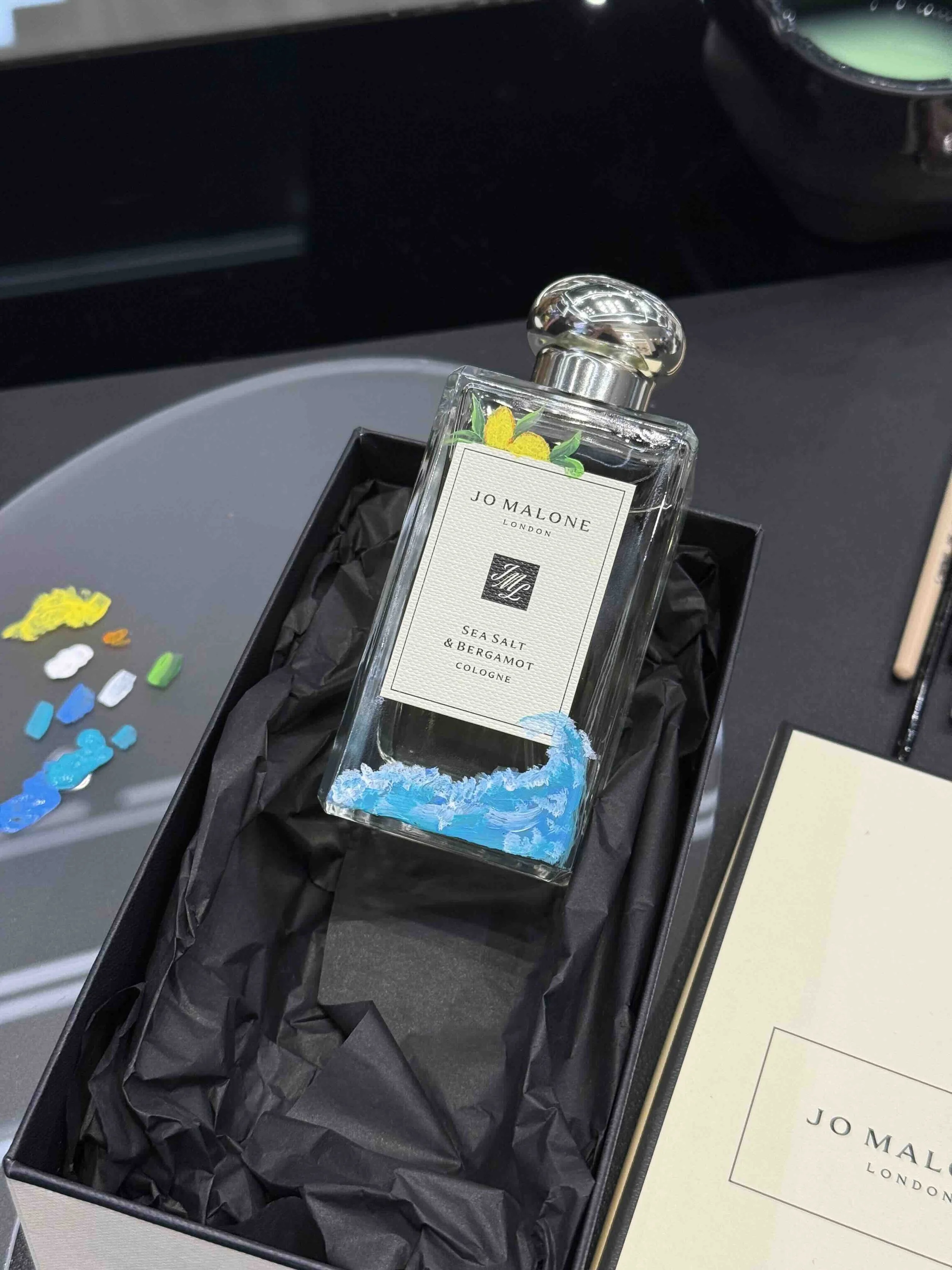 Handbemalter Jo-Malone-Flakon in einer schwarzen Geschenkbox