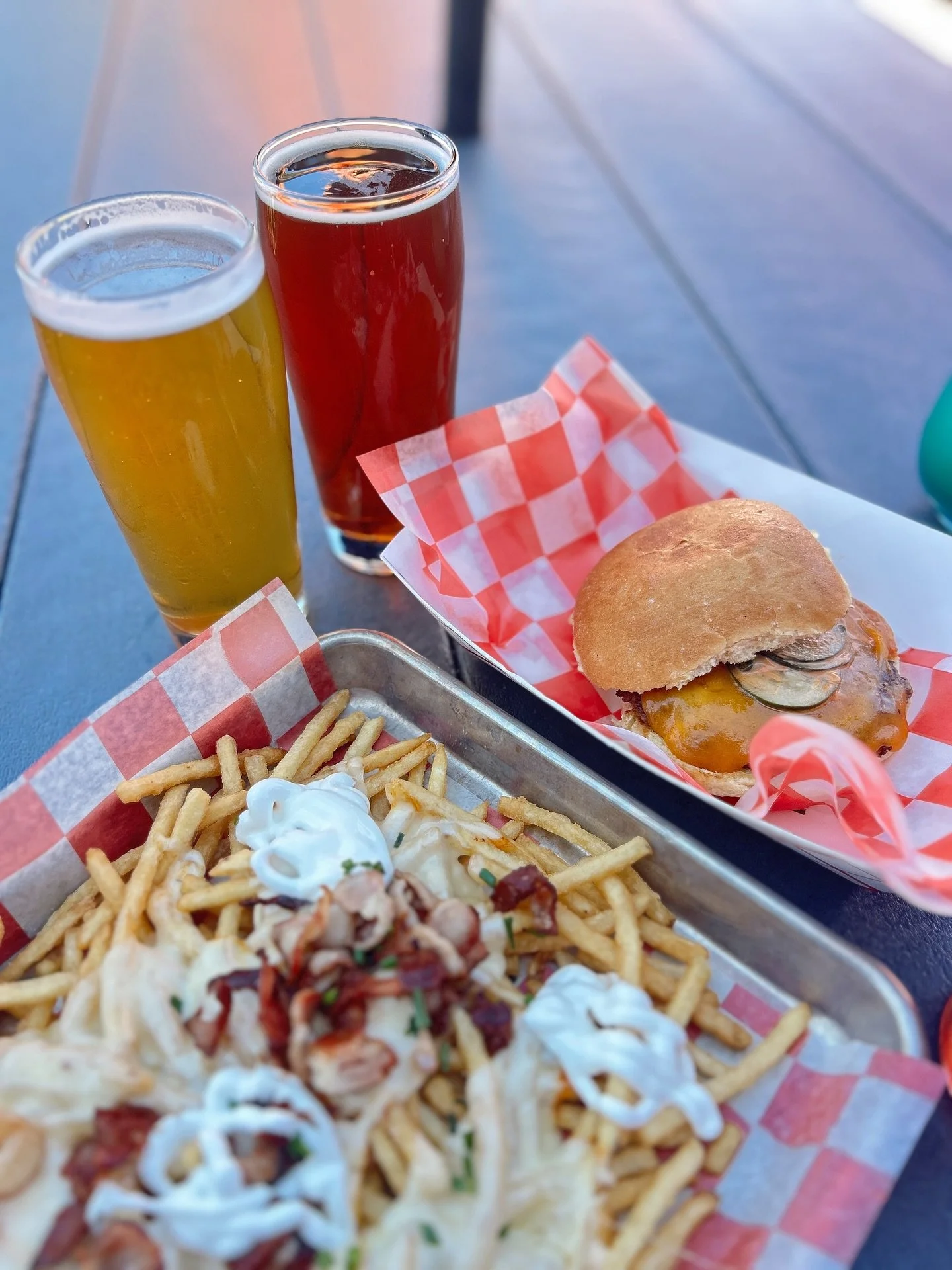 Tuesday really can look this good 😏🍔 Join us for happy hour 3-6pm for $2 off all drinks and pair it with your favorite bites 🍻