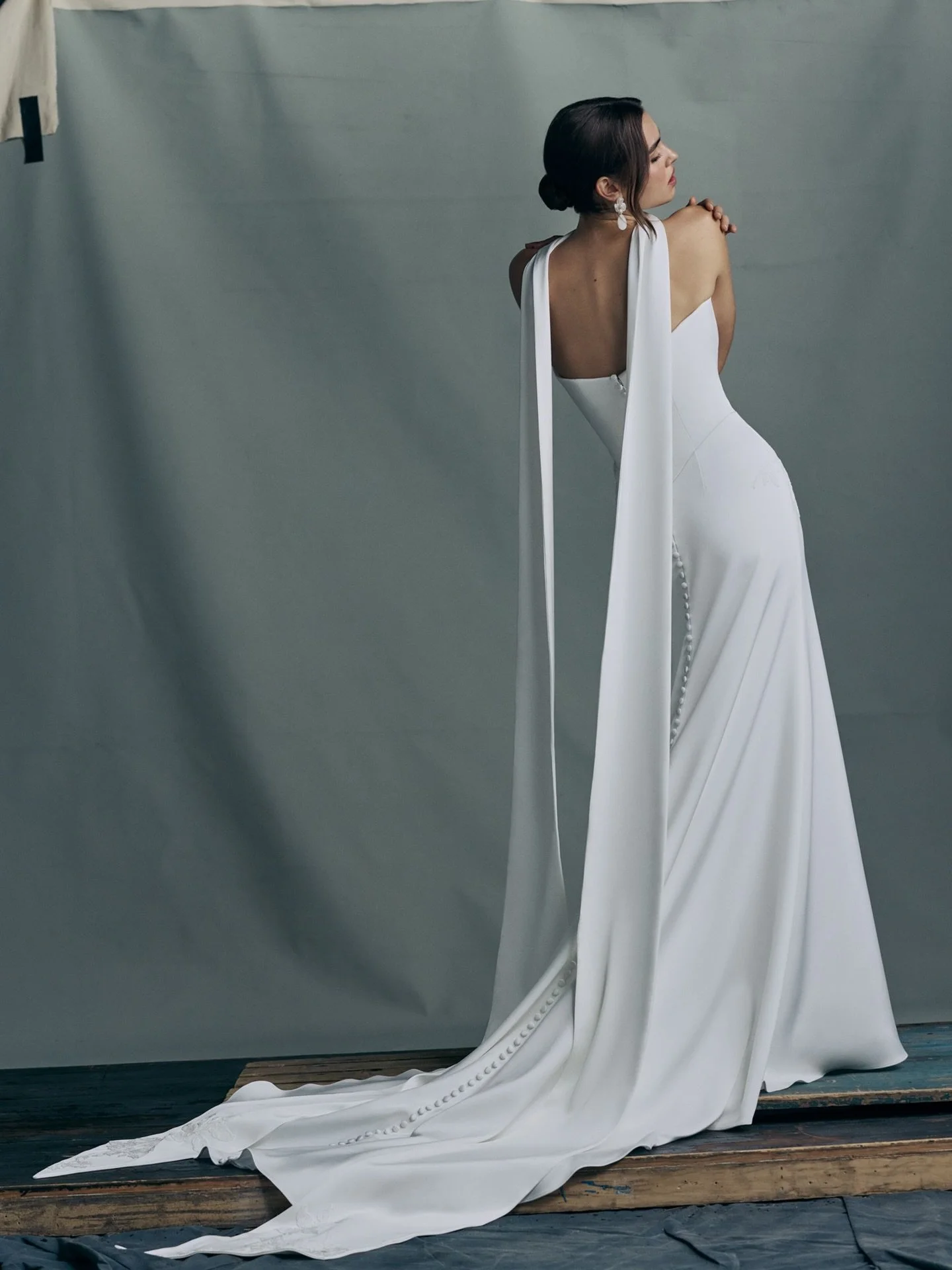 Meet LUMINAIRE🤍✨ Indulge in the Classic &amp; Timeless looks by ANNE BARGE FALL 2026 collection!

Say yes to your dream dress!&hellip; BOOK NOW! 

#kinsleycouturebridal #california #bride #fashion #bridal wedding weddinginspiration weddingdress