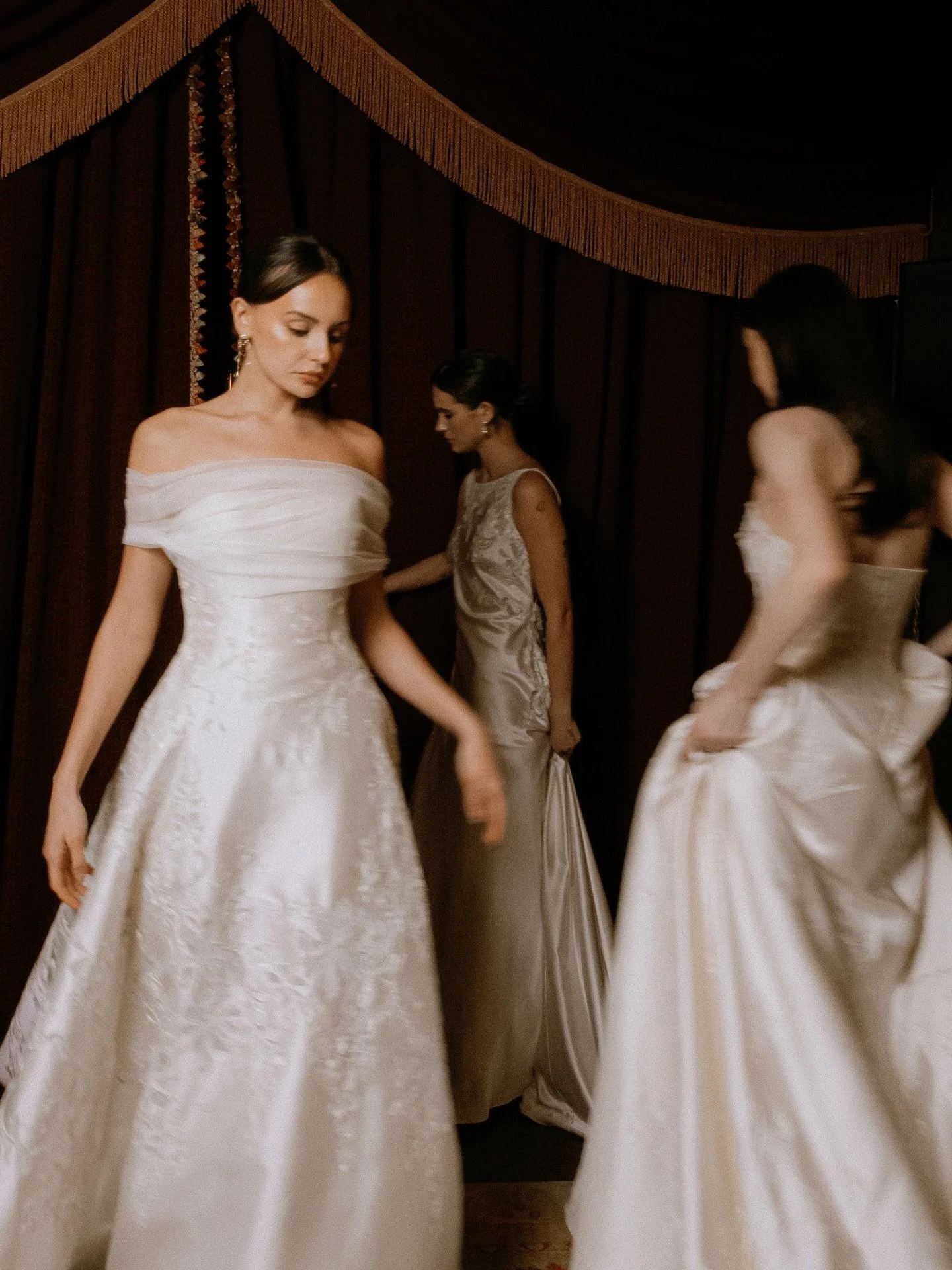 ENAURA Spring -Summer 27 collection 🤍 Timeless looks with a soft glam for the classic but modern bride.

Say yes to the dress at Kinsley Couture Bridal&hellip; BOOK NOW! ✨#kinsleycouturebridal #california #bride #fashion #bridal