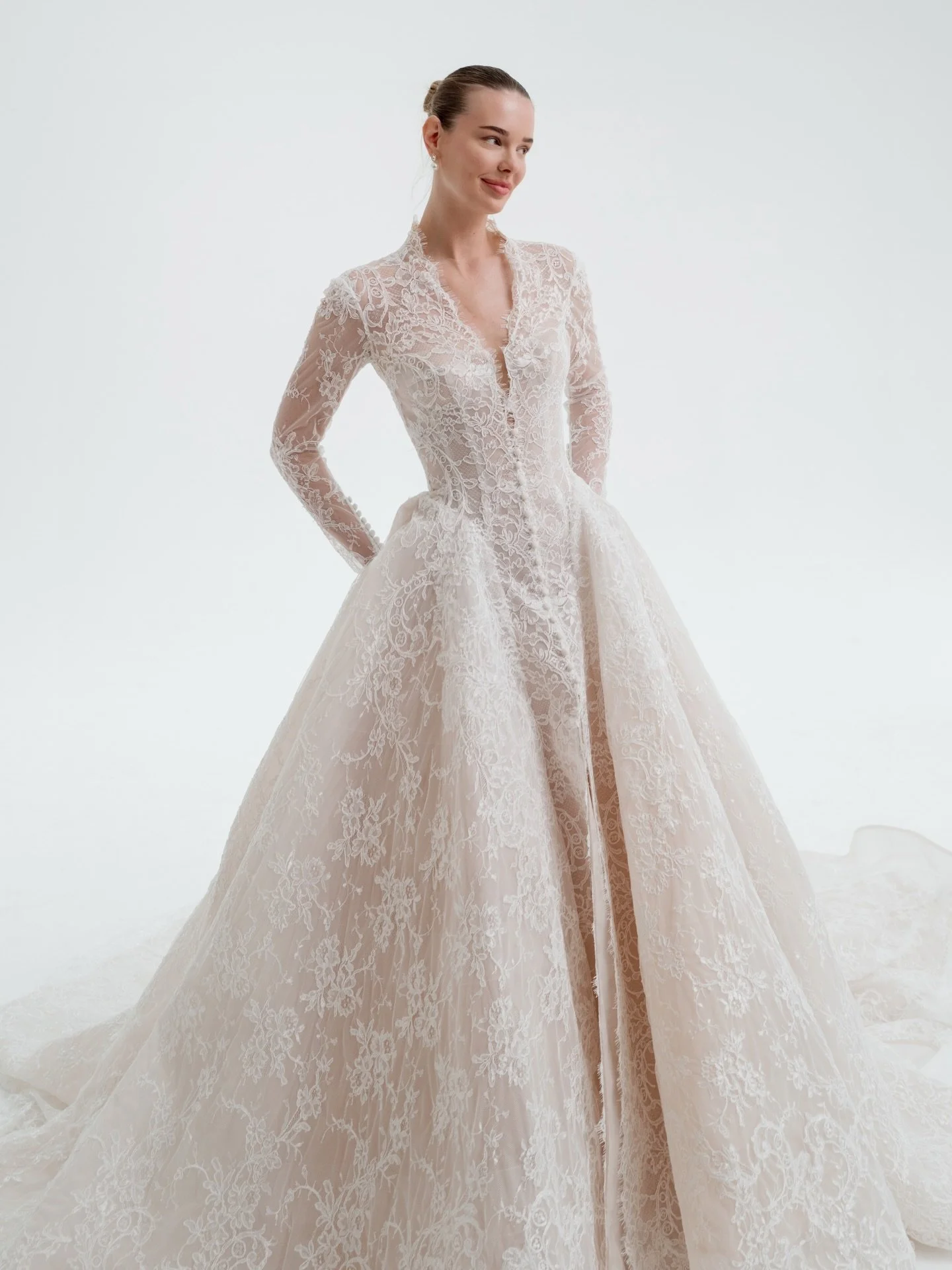 Fall in LOVE with Grace ✨🤍 
Leah da Gloria Couture is exclusively available at kisnley Couture Bridal.

Say yes to your dream dress!&hellip; BOOK NOW!
#kinsleycouturebridal #california #bride #weddingdress