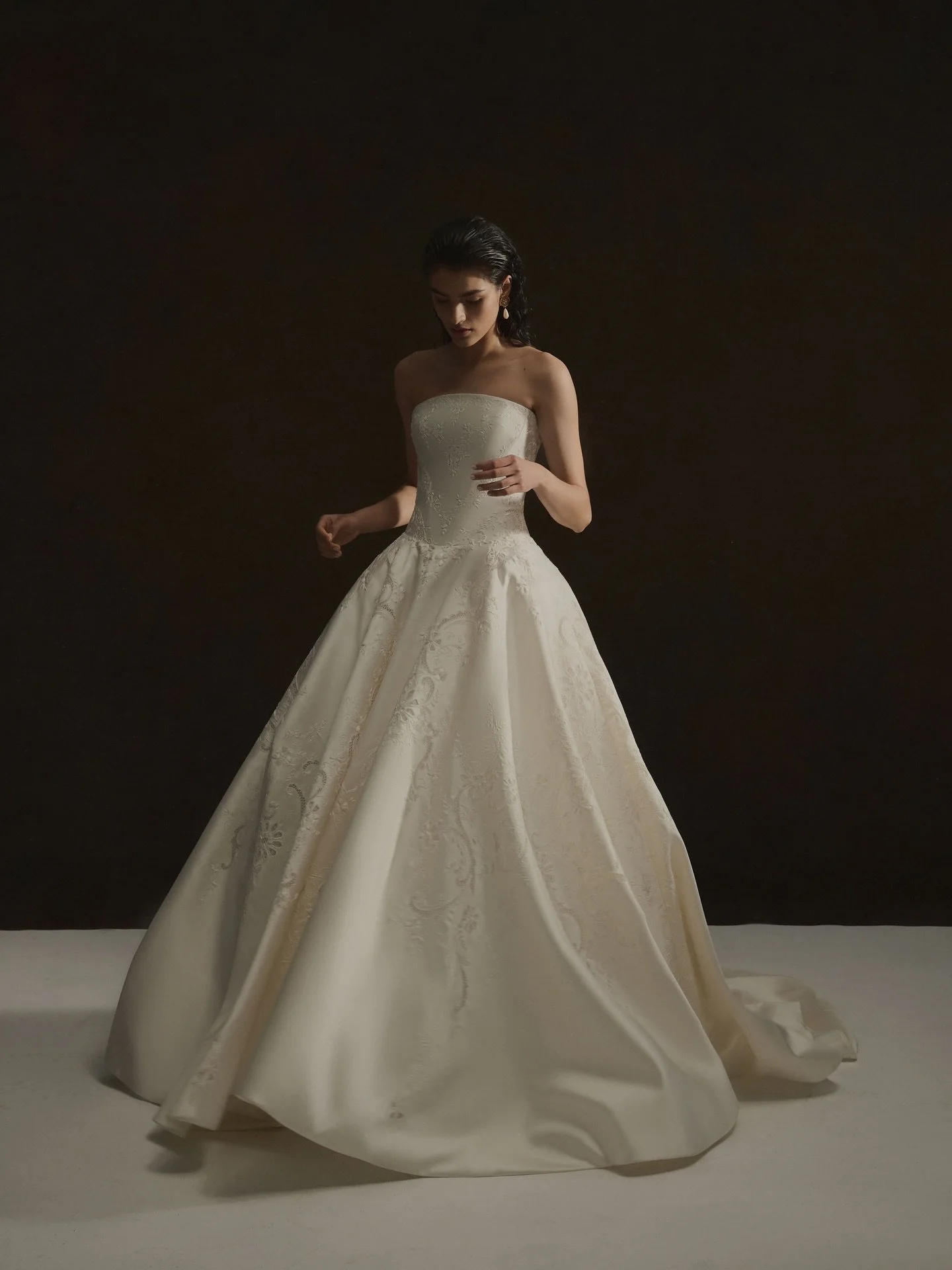 An ode to the romantic bride. 🤍 Where timeless elegance meets modern artistry.
Fresh from the runway, the ENAURA SS27 collection makes its exclusive debut at Kinsley Couture Bridal, proudly the first boutique to present this collection.

Join us for