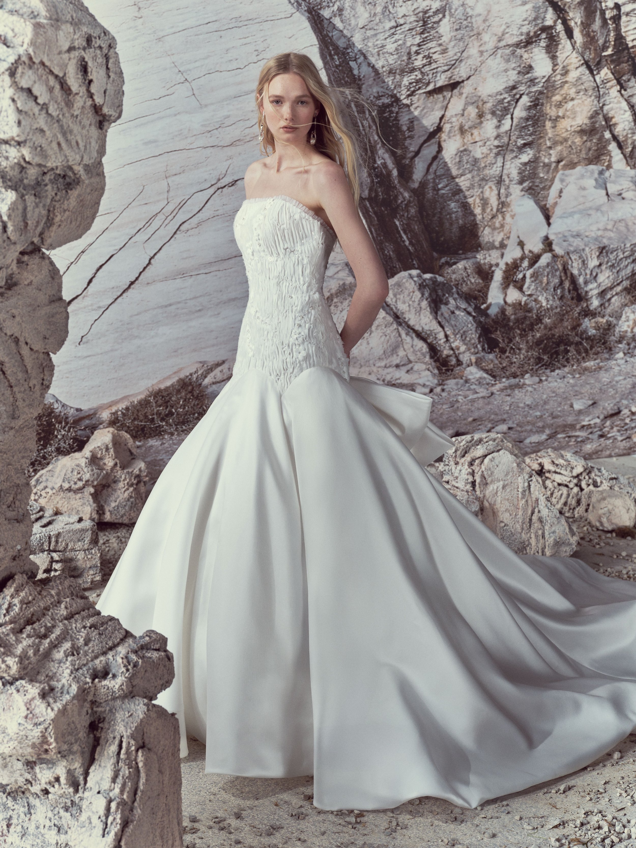Elise 🤍✨ Strapless gown with an elongated bodice crafted from bias-cut silk chiffon ribbons interspersed with hand-crafted 3D gazar flowers and individually set pearls throughout.

Rita Vinieris SE27 collection is exclusively available at #kinsleyco