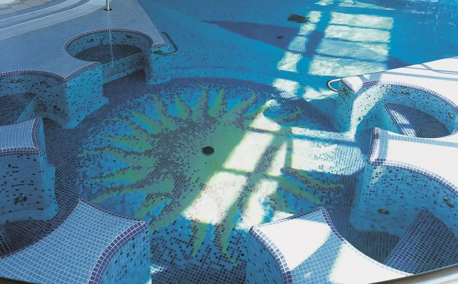 Muralist-mosaico-ceramico-wellness-piscina.webp
