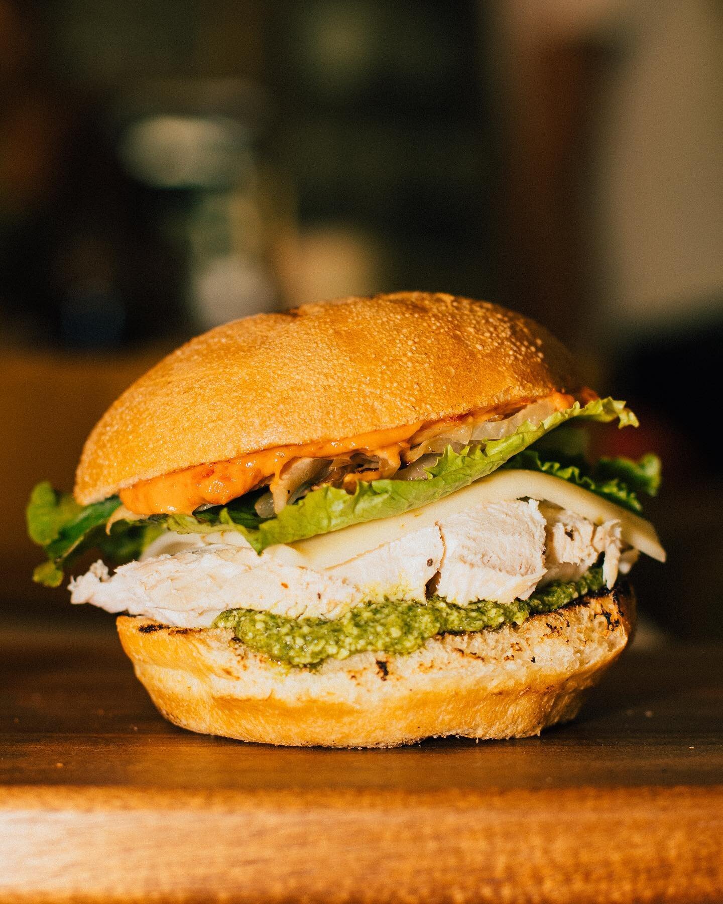 A nice pesto chicken sandwich glamour shot for you guys on this lovely Friday 🌼 Just in case you&rsquo;re needing some lunch-spo 

Deets as always: chargrilled chicken, basil pesto, smoked provolone, caramelized onions, leaf lettuce, on a ciabatta r