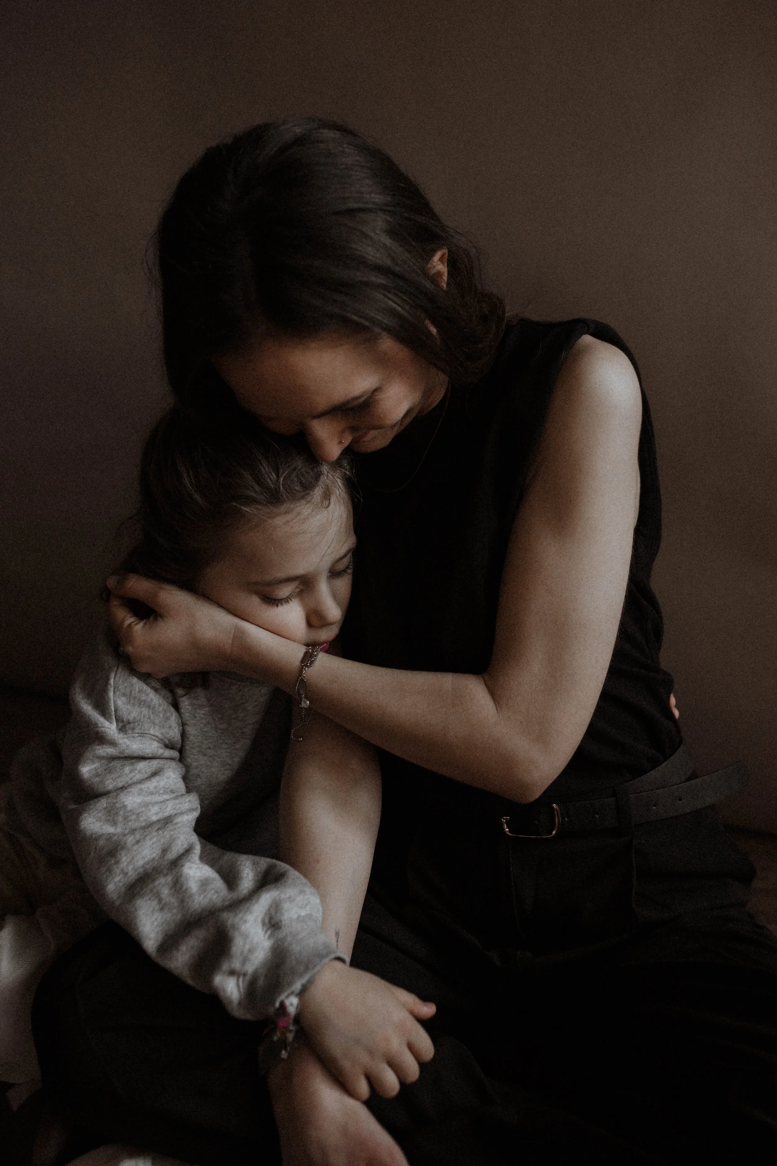 Intimer Moment zwischen Mutter und Kind - cinematic Family Photography Switzerland with soft light and emotional connection