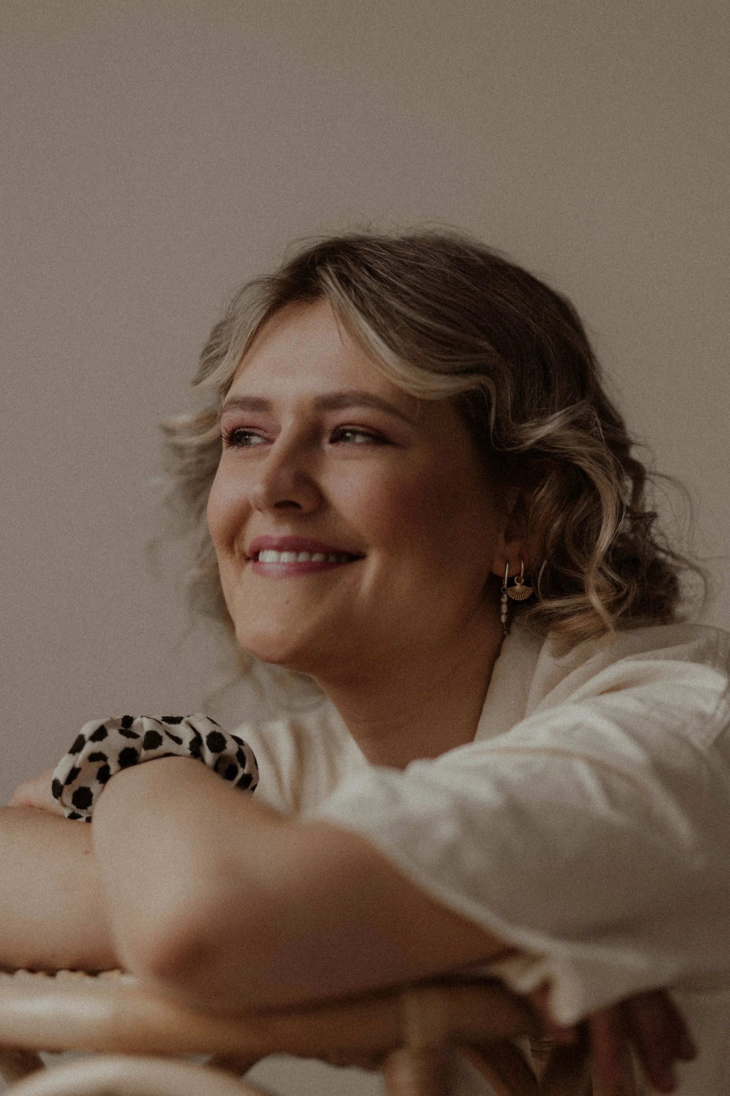 Nikola Häsler -  natürliche Hochzeitsfotografin Schweiz, cinematic portrait with soft light and calm atmosphere