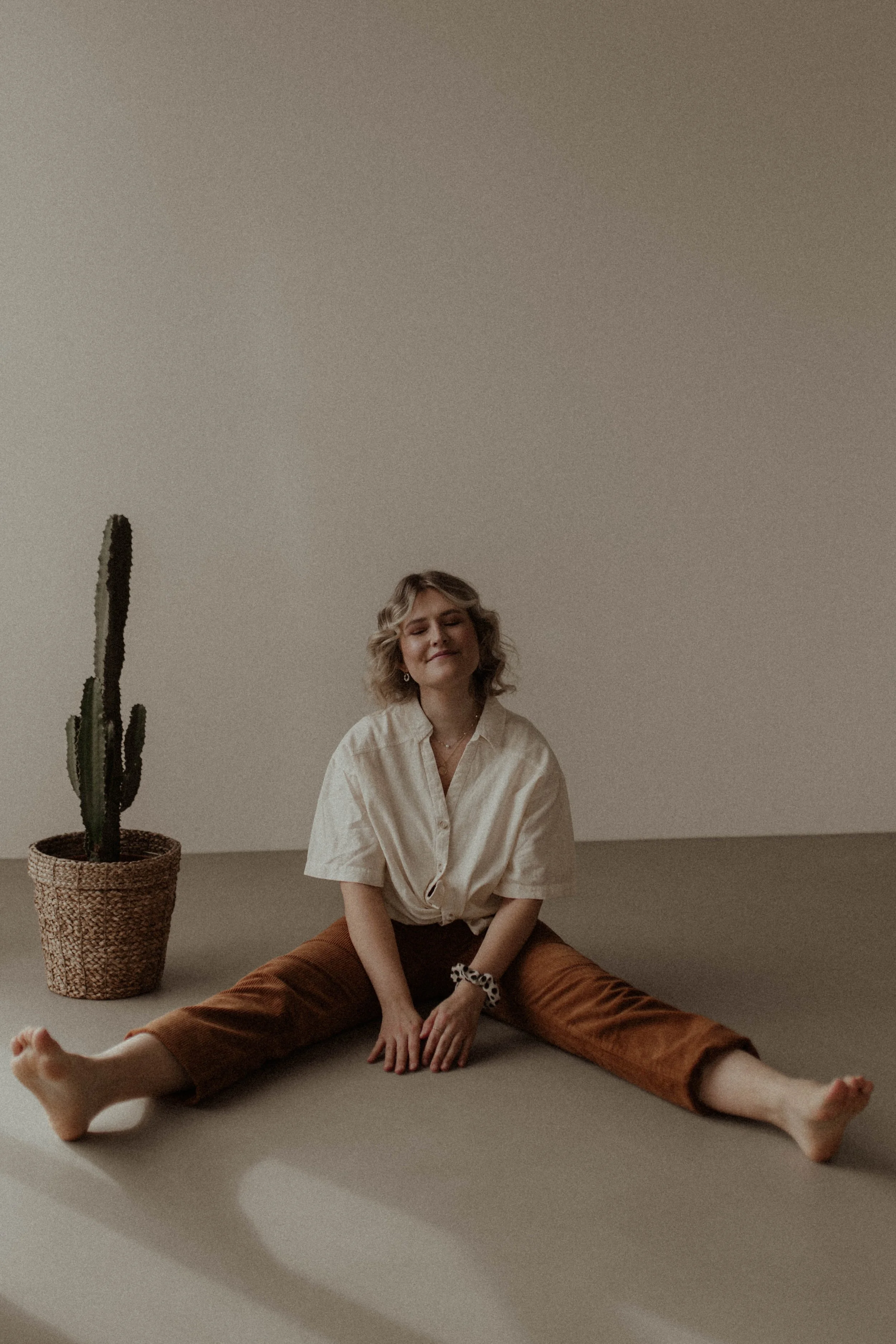 Authentisches Porträt von Nikola Häsler im Yard Daylight Studio, minimalistic and cinematic Photograph with natural light