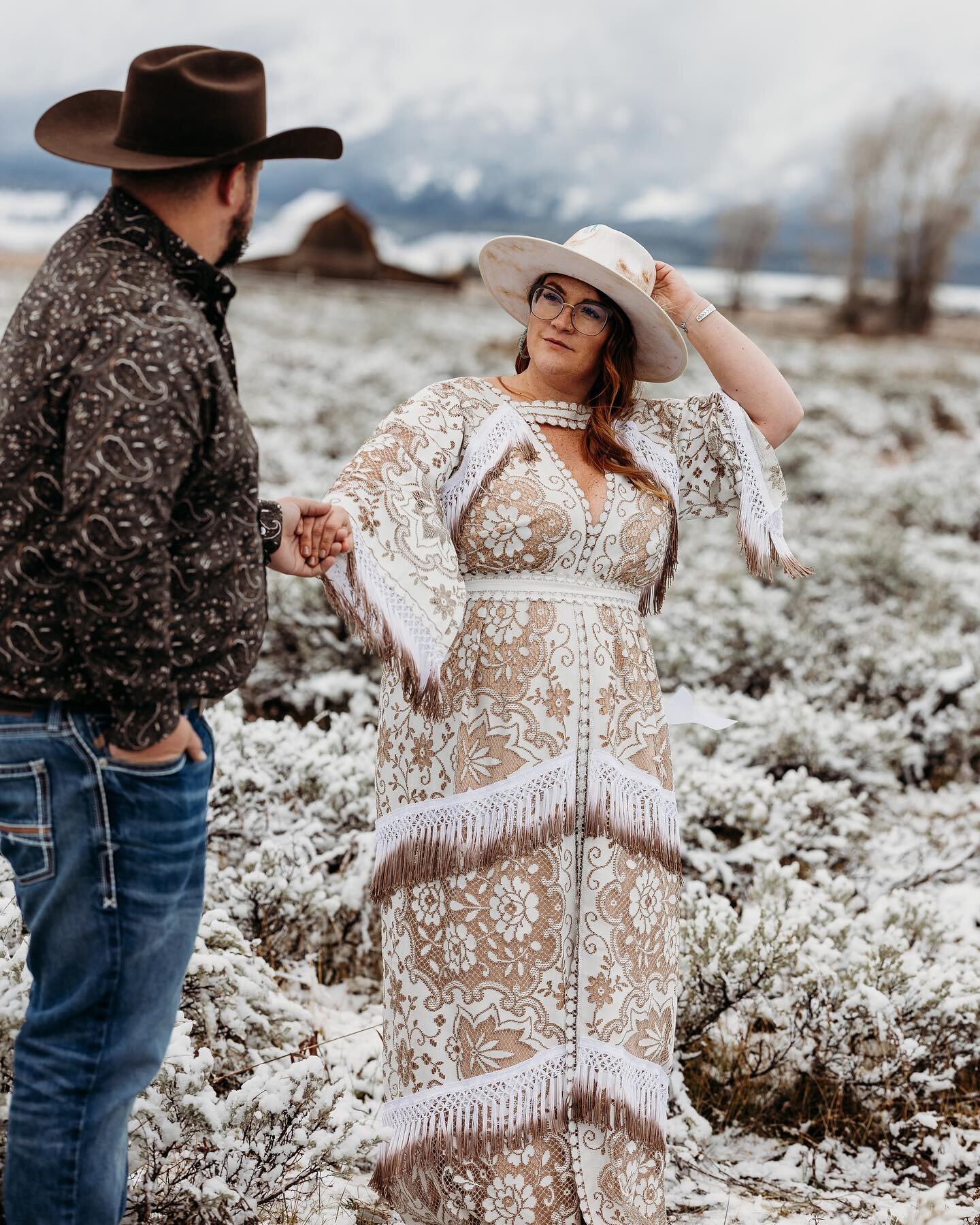 Love the #yellowstone vibes of this elopement! 🏔️ Congrats Meghann!
.
.
.
#bohoweddingdress #elopment #westernwedding #westernweddingmagazine #adventurewedding #yellowstone #winterwedding #justengaged💍