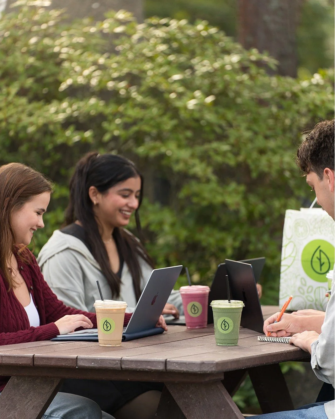 In a rush? Our Smart Fridge at @iwkhealth has you covered! 💚

Grab a quick snack like veggies &amp; hummus, boiled eggs, or a yogurt parfait, or pick up a fresh wrap or iced coffee to keep your day moving &mdash; all made from scratch and ready when
