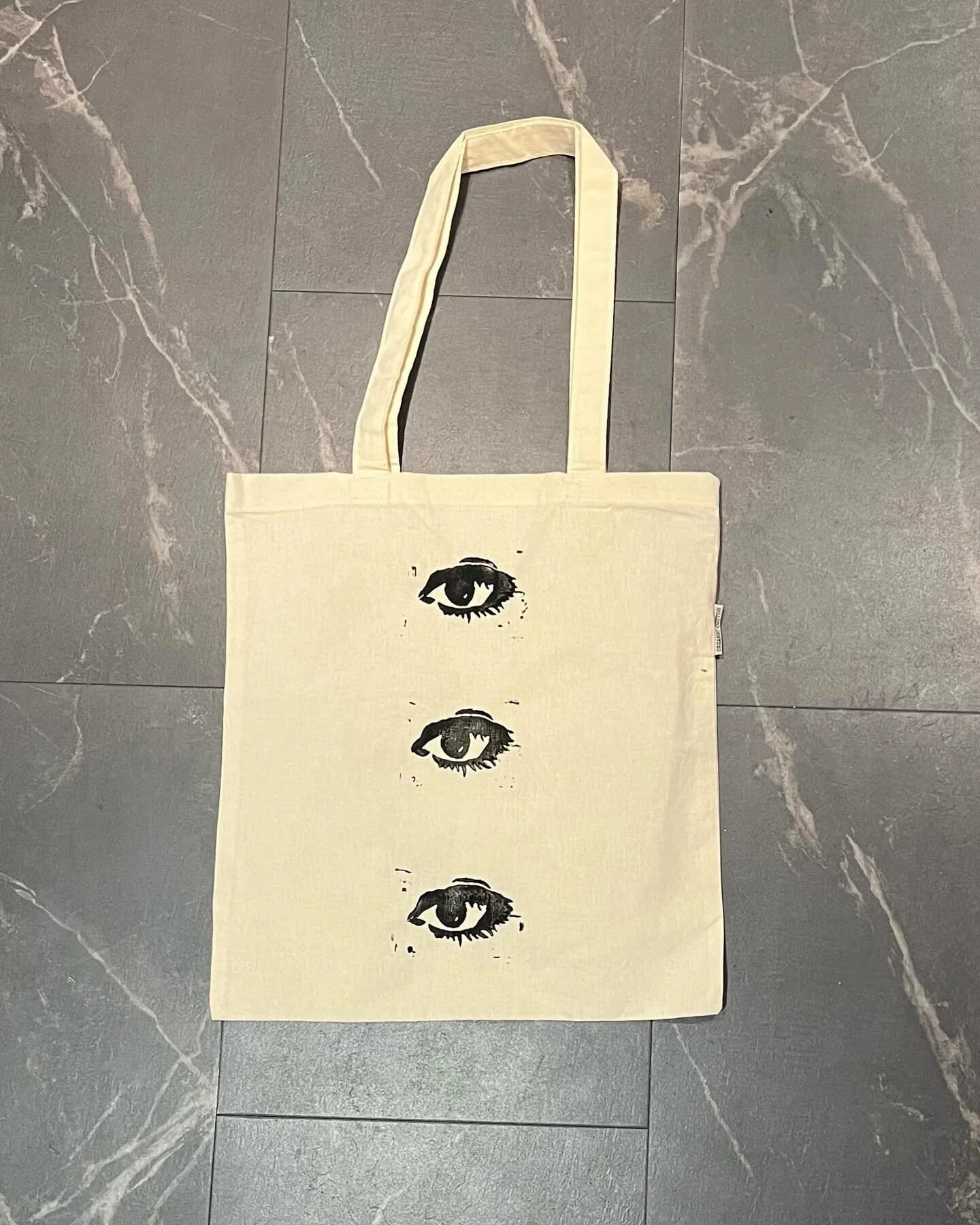 3 Eye Tote

one of one!! love this print so much, on sale for 5$ 💕🙌😚