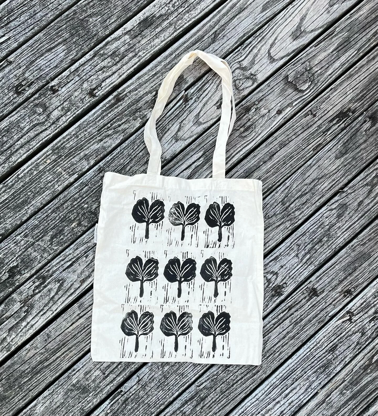 ginko bag 
handprinted and handcarved
one of one

on my site now 💕 soyapoyaprints.com