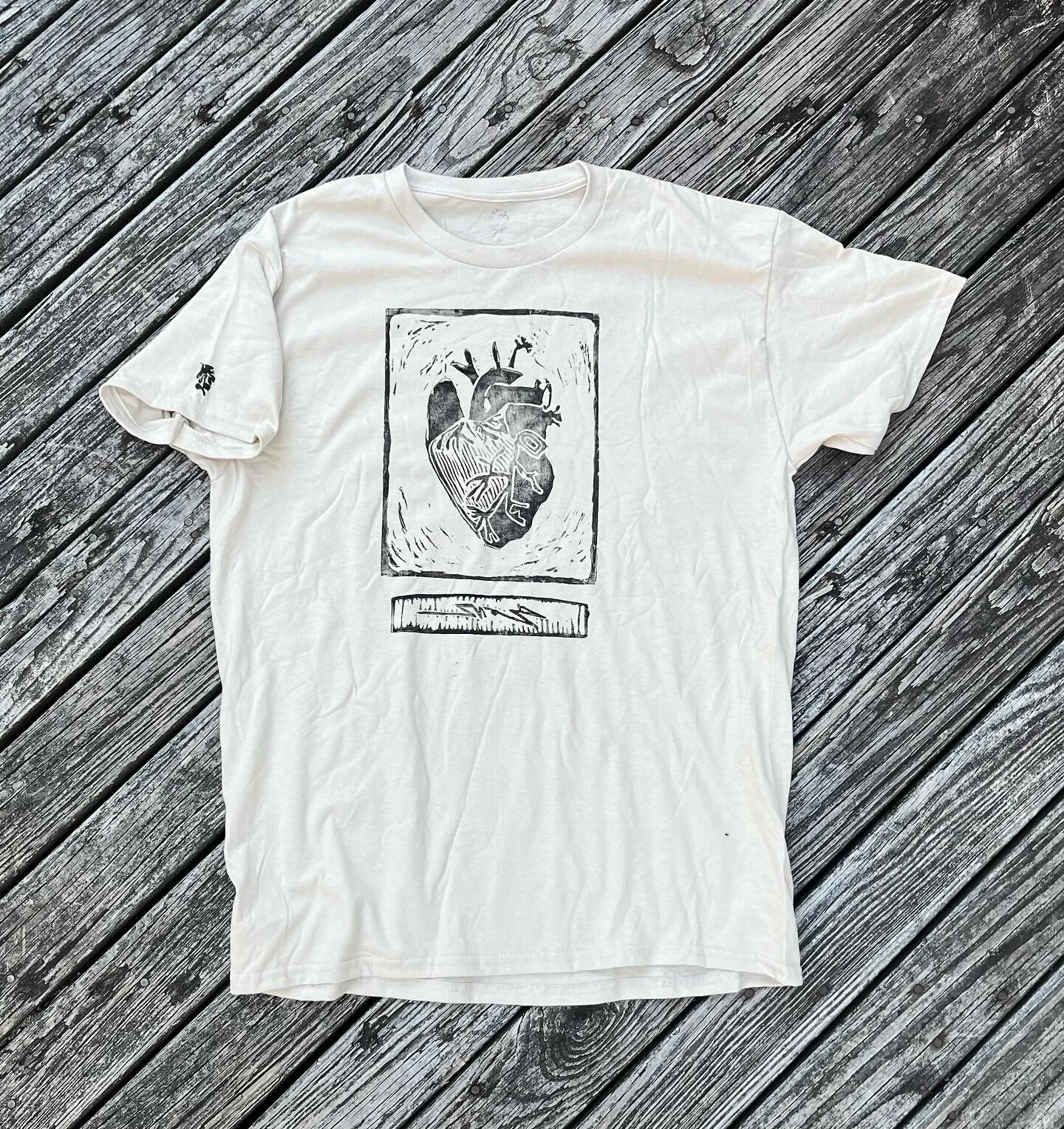 heart shirt
size:Large
hand carved and handprinted with love 

on soyapoyaprints.com