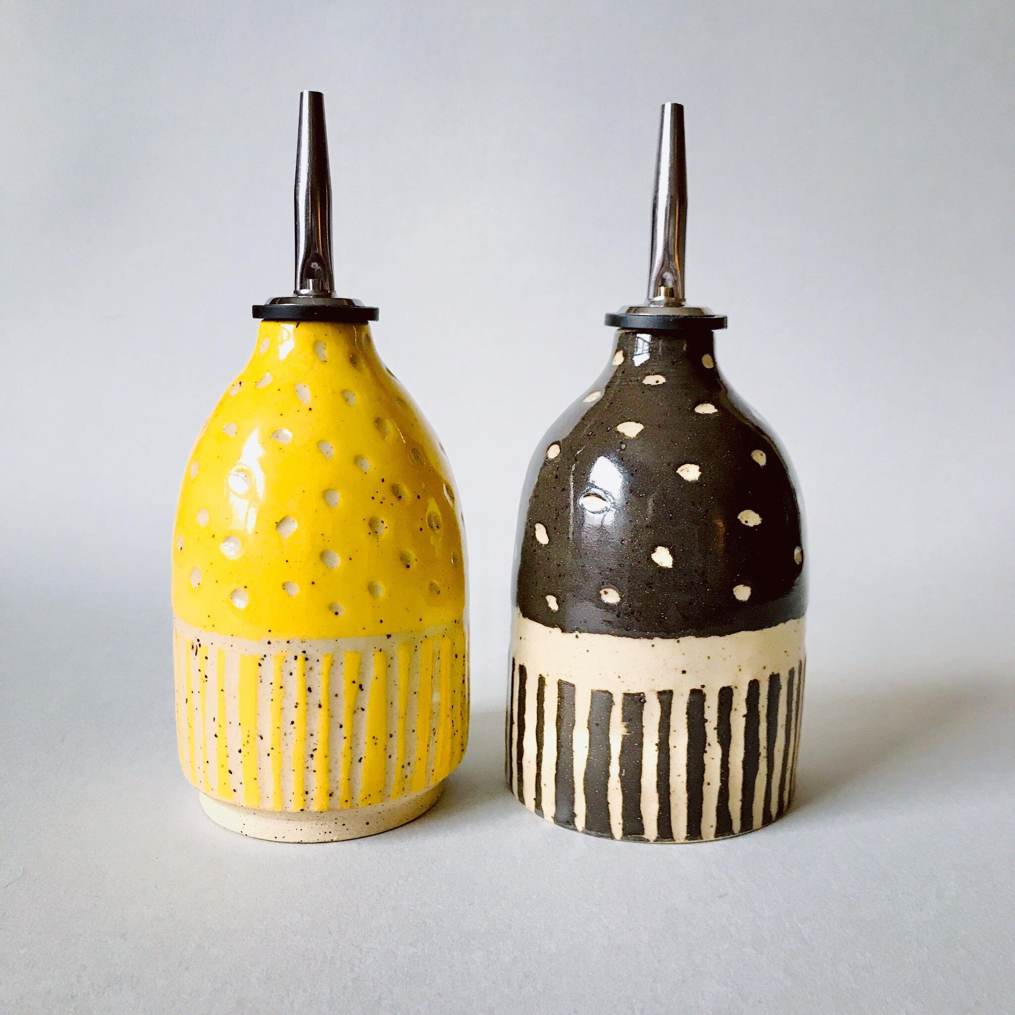 🐝 A couple new carved bottles. Loving how this yellow turned out - you?
&hellip;
#yellow #oliveoil #oliveoilbottle #handmade #ceramics