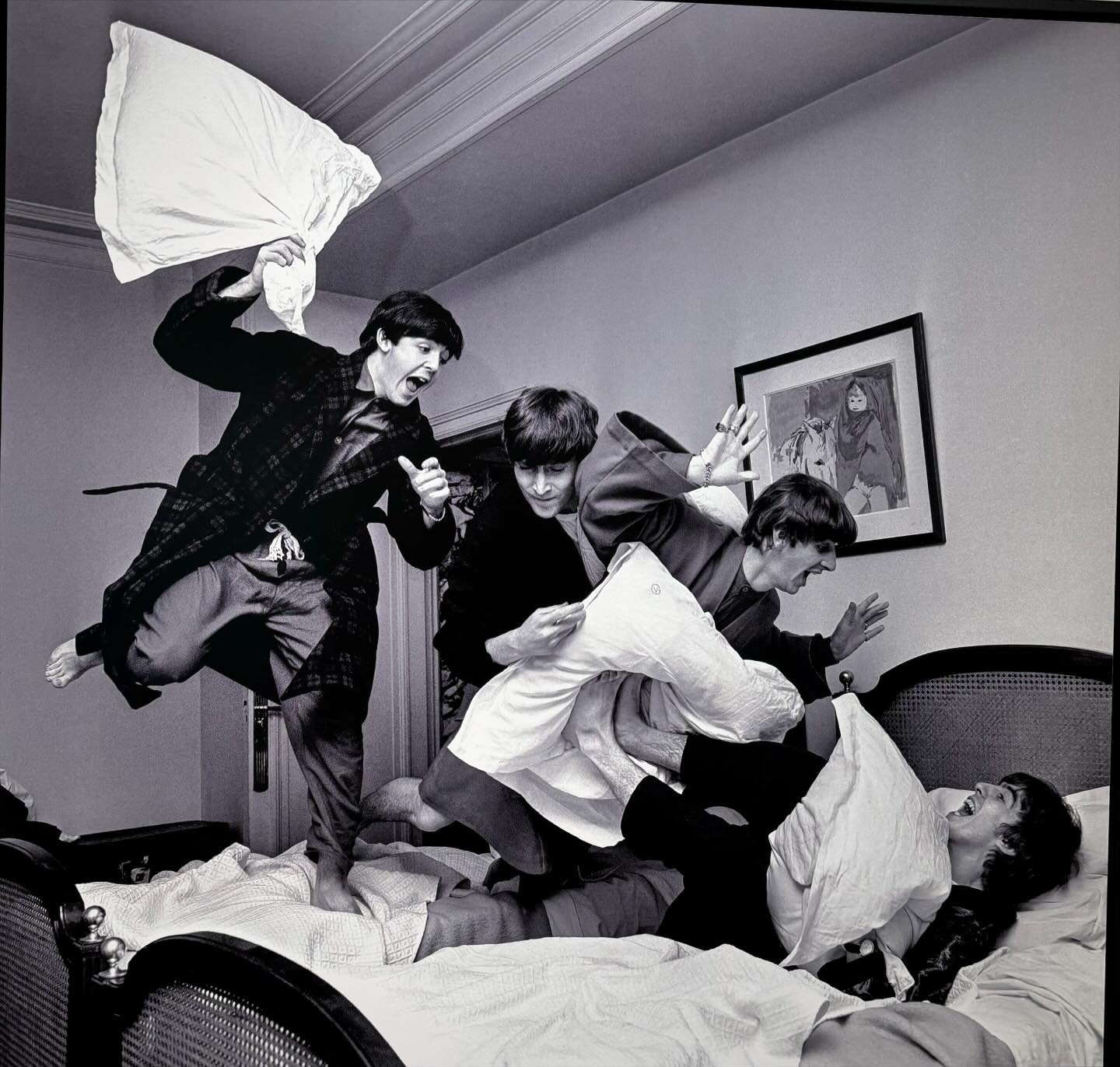 Some great photographers in Palm Beach@holdenluntzgallery

1) Harry Benson - the Beatles pillow fight 
2) Ormond Gigli - 1960 s NYC scene 
3,4) Frank Horvat - Paris fashion scenes 
5,6) Karen Knorr - Giraffe and peacock 
7) Massimo Listri - Palazzo R
