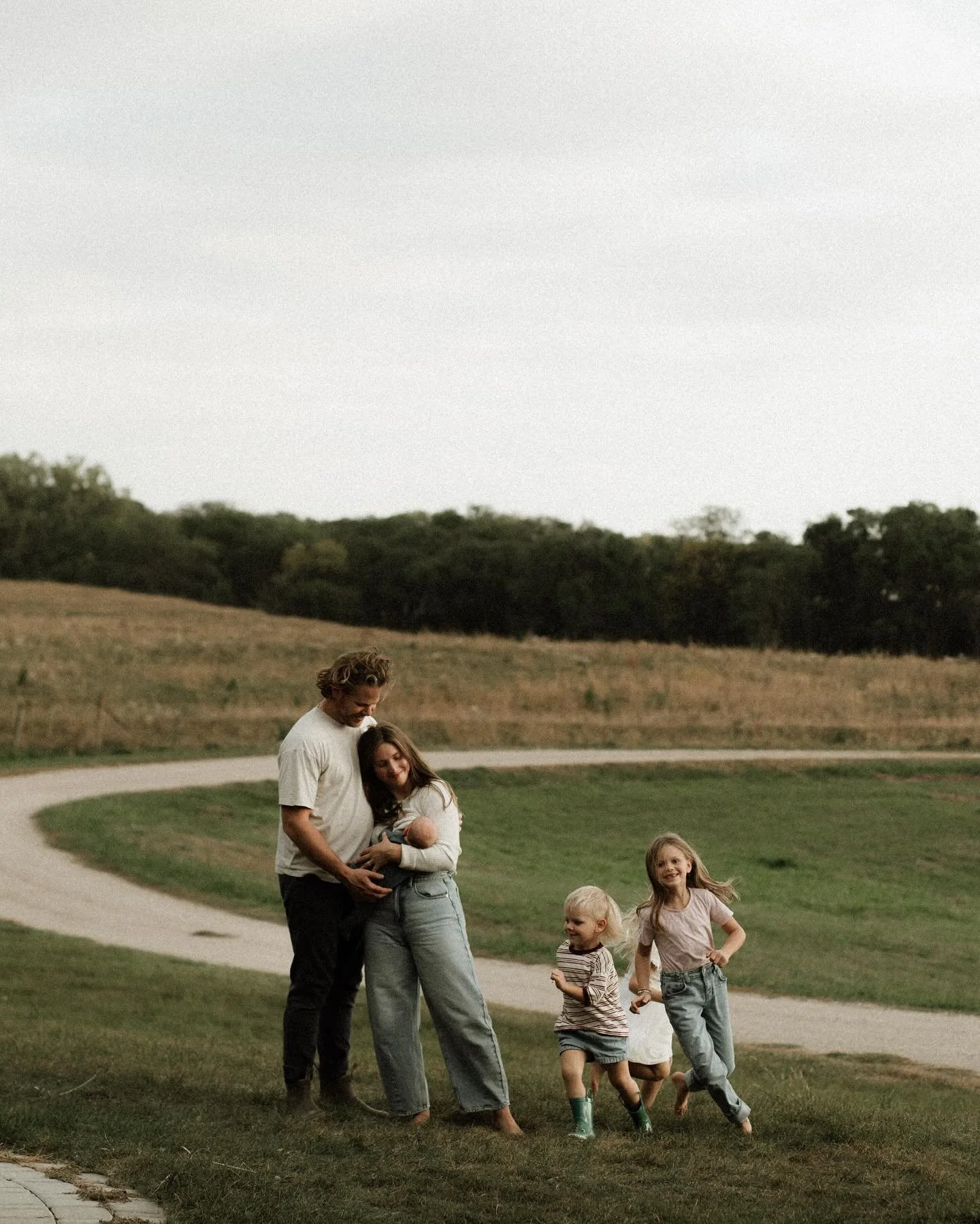 Some families just leave a mark on your heart.
I’ve watched this mama walk through sacred moments from welcoming babies at home to now settling into the sweetest new chapter surrounded by fields and peace.
Their love for each other and for Je