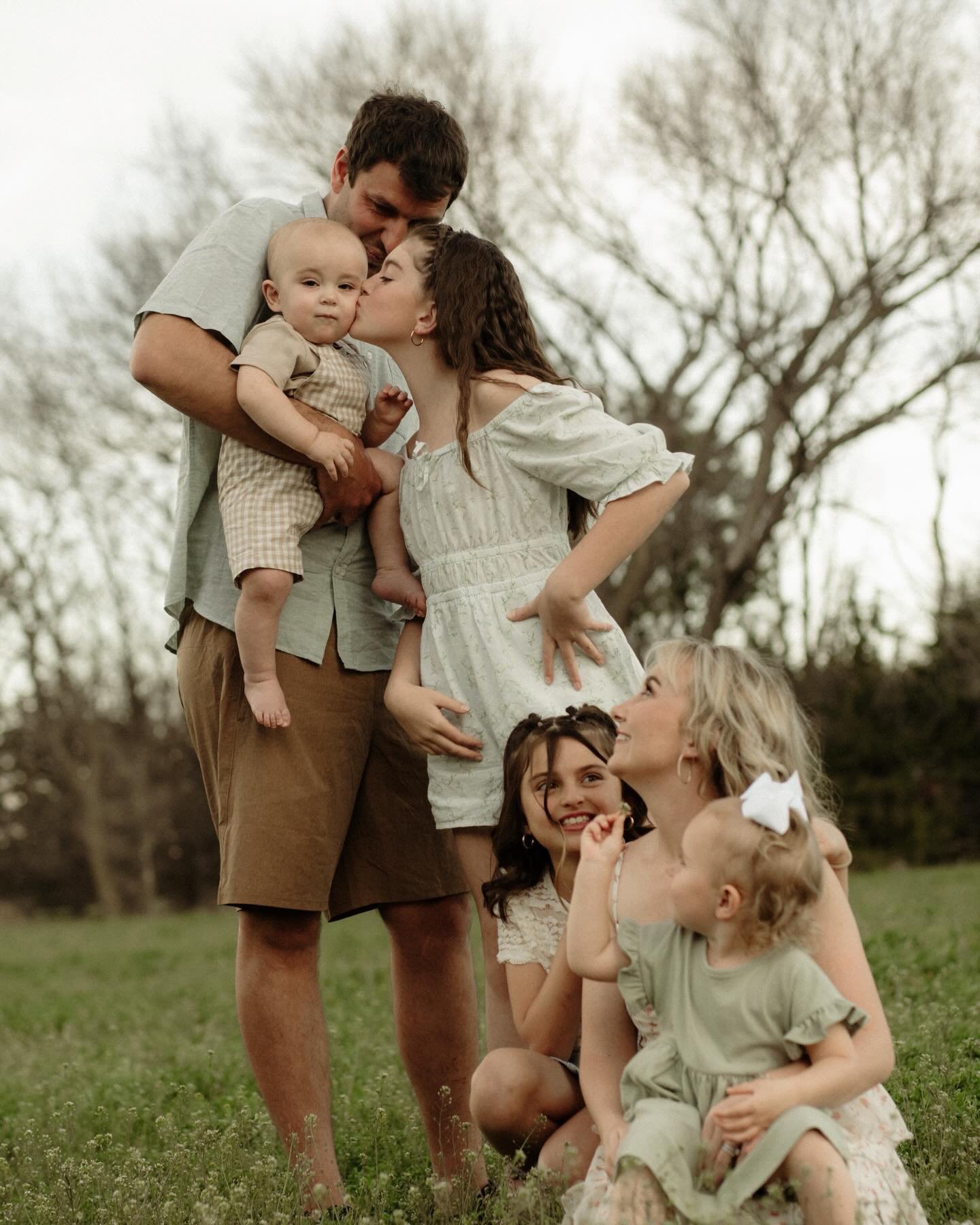 Spring showed up quietly in warm air on bare skin, in tiny hands reaching for wildflowers, in babies held a little tighter after the rain. The kind of evening where everything feels alive again. 📸💚