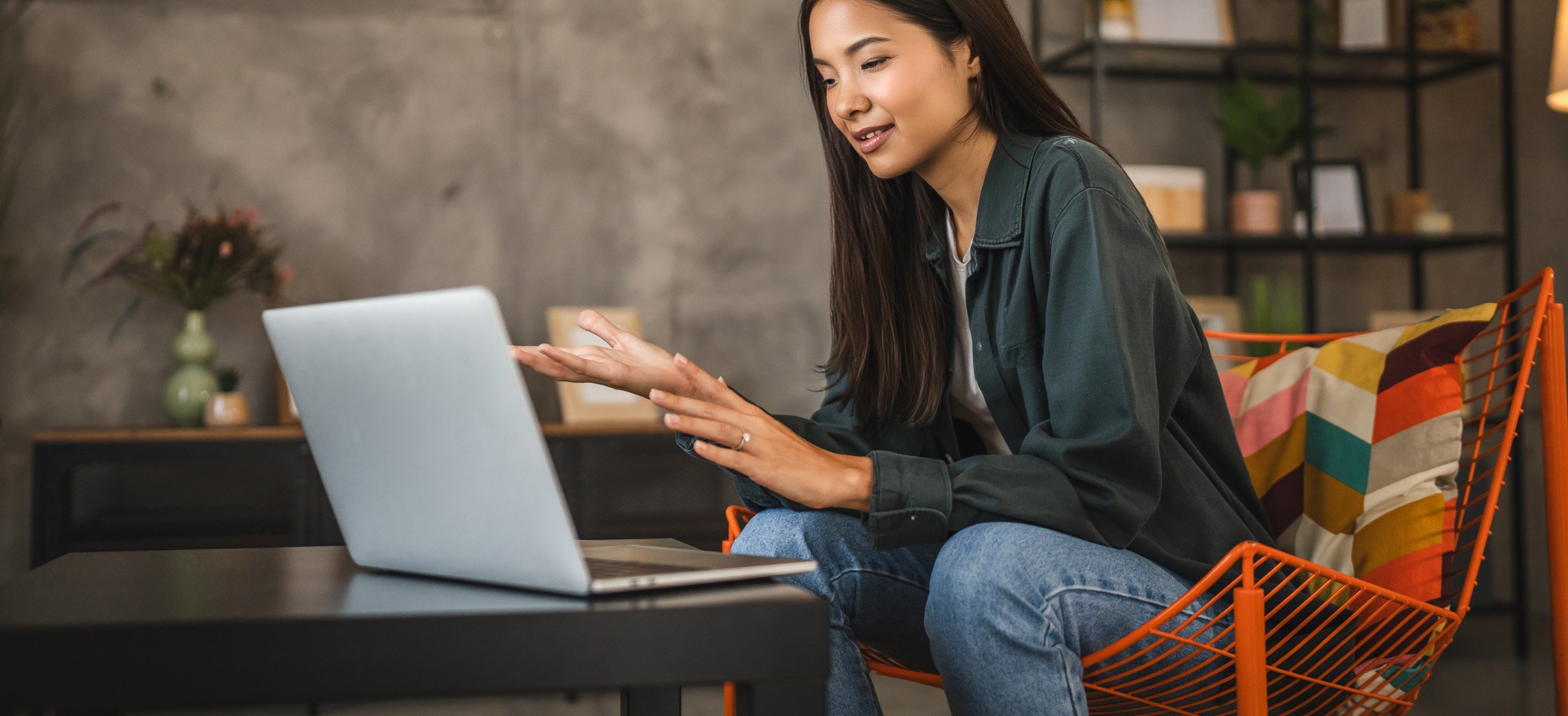 Professional focus group moderator leading a discussion with participants