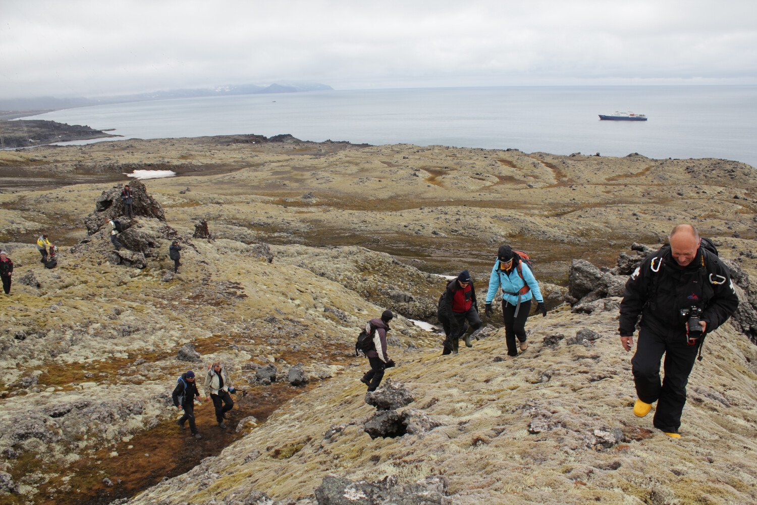 Hiking on Jan Mayen_Andreas Umbreit_Warbler_Tours.jpg