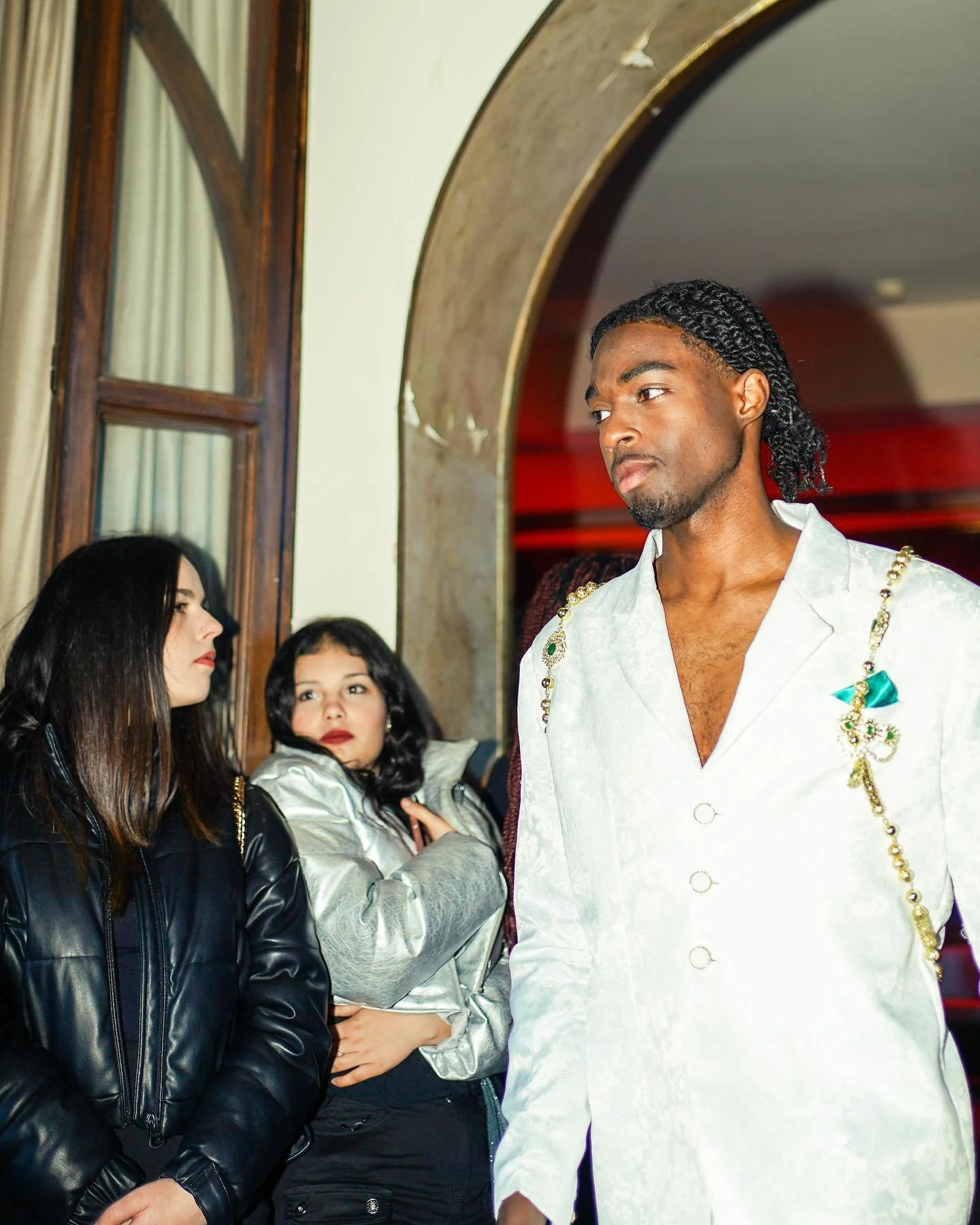 It's Nigeria's turn. The second piece, evoking the grandeur of Nigerian royalty, fuses opulence with contemporary sophistication.

#houseofsidibeh #eleganceofblack #nigeria