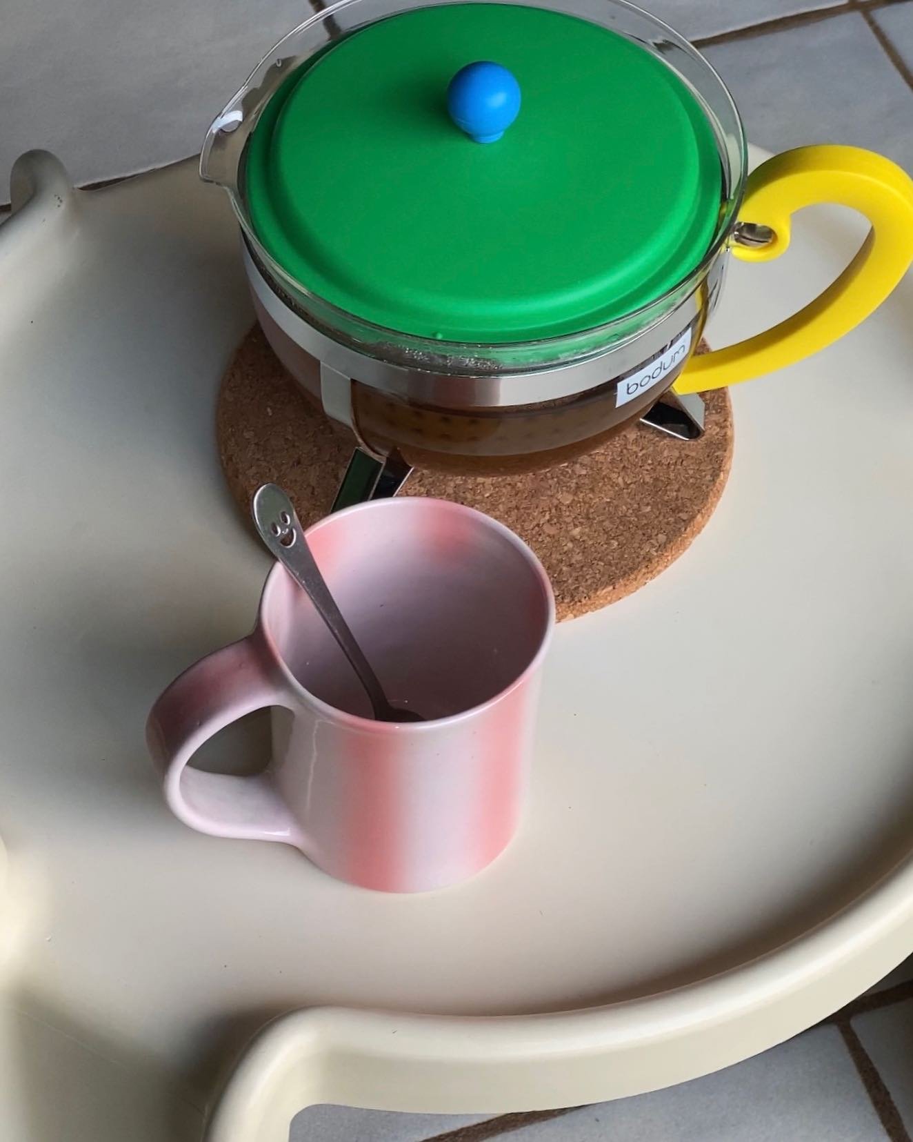 A cute mug and teapot combo makes your tea taste better. (It&rsquo;s science) Ps. This side table will be used in all posts until further notice 📢 hehehe