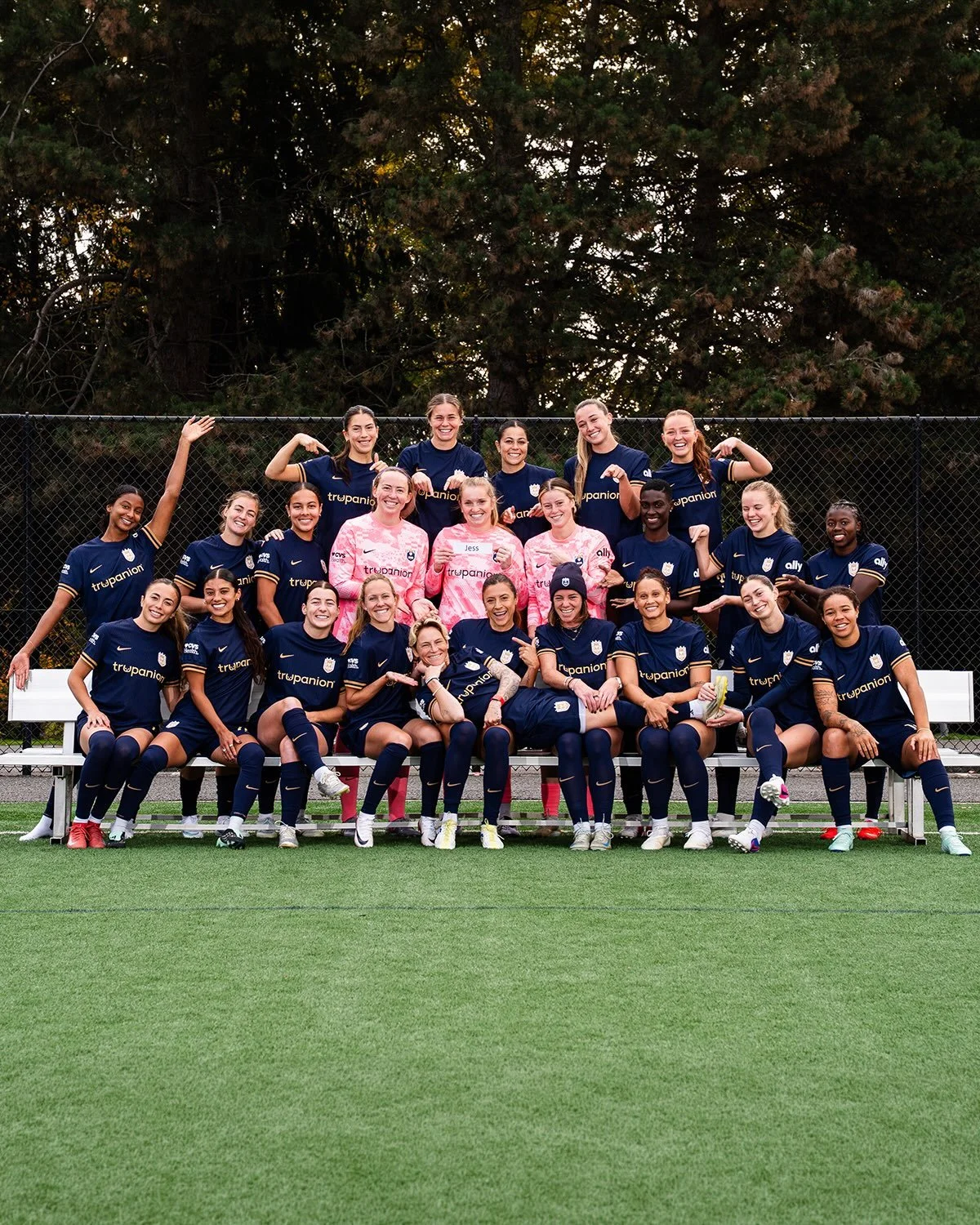 More cute moments and BTS from team photo day 📸