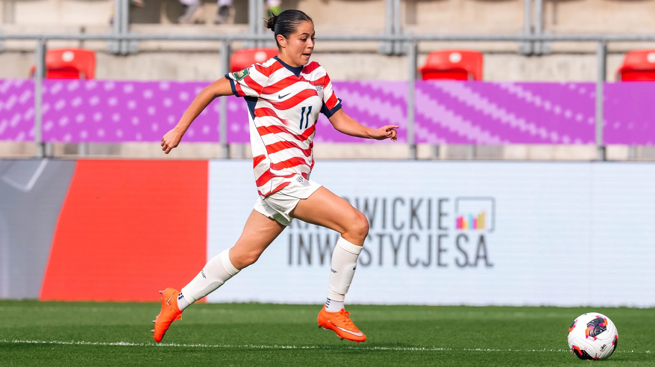 Emeri Adames dribbling a soccer ball