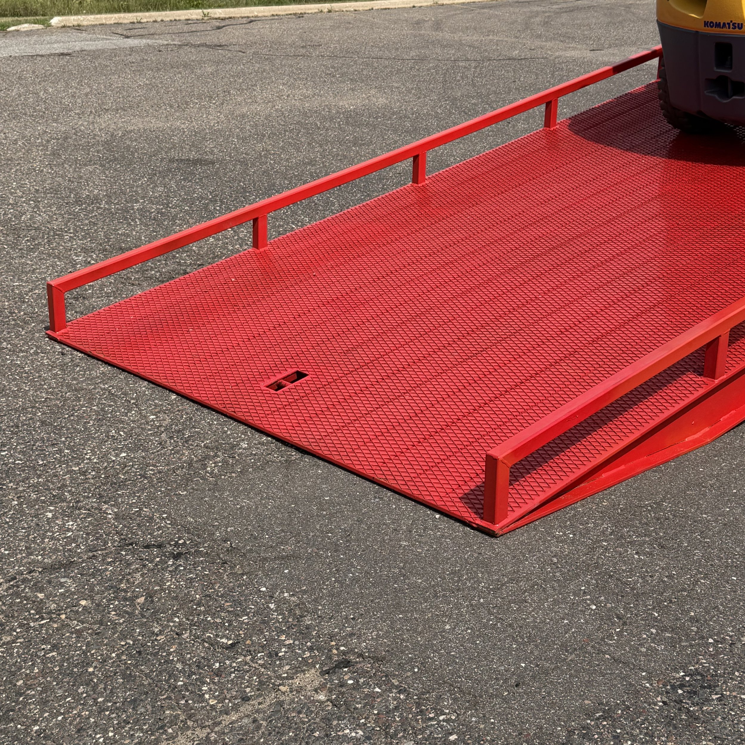 GT27 mobile yard ramp for ground-level forklift access