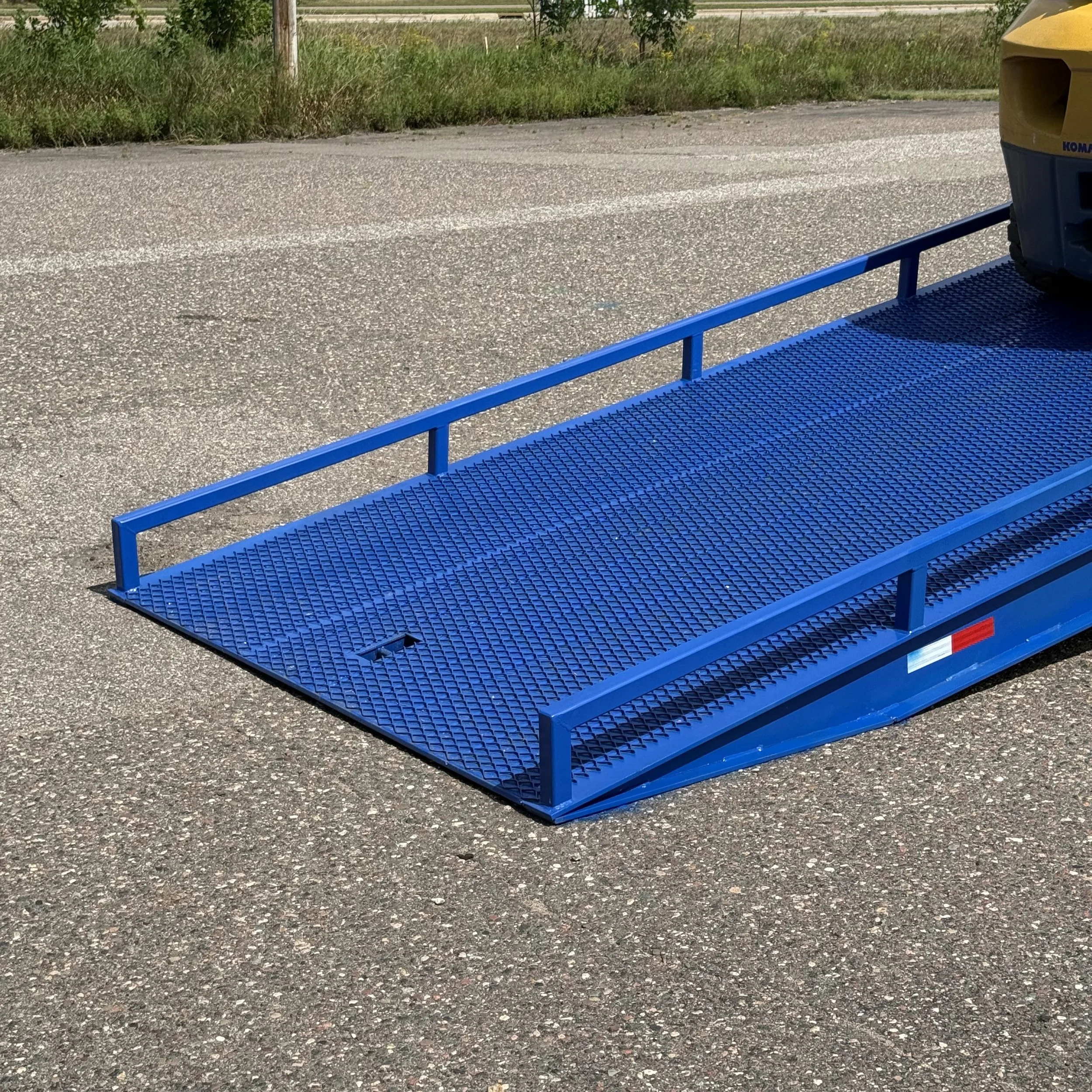 DX28 mobile yard ramp for ground-level forklift access