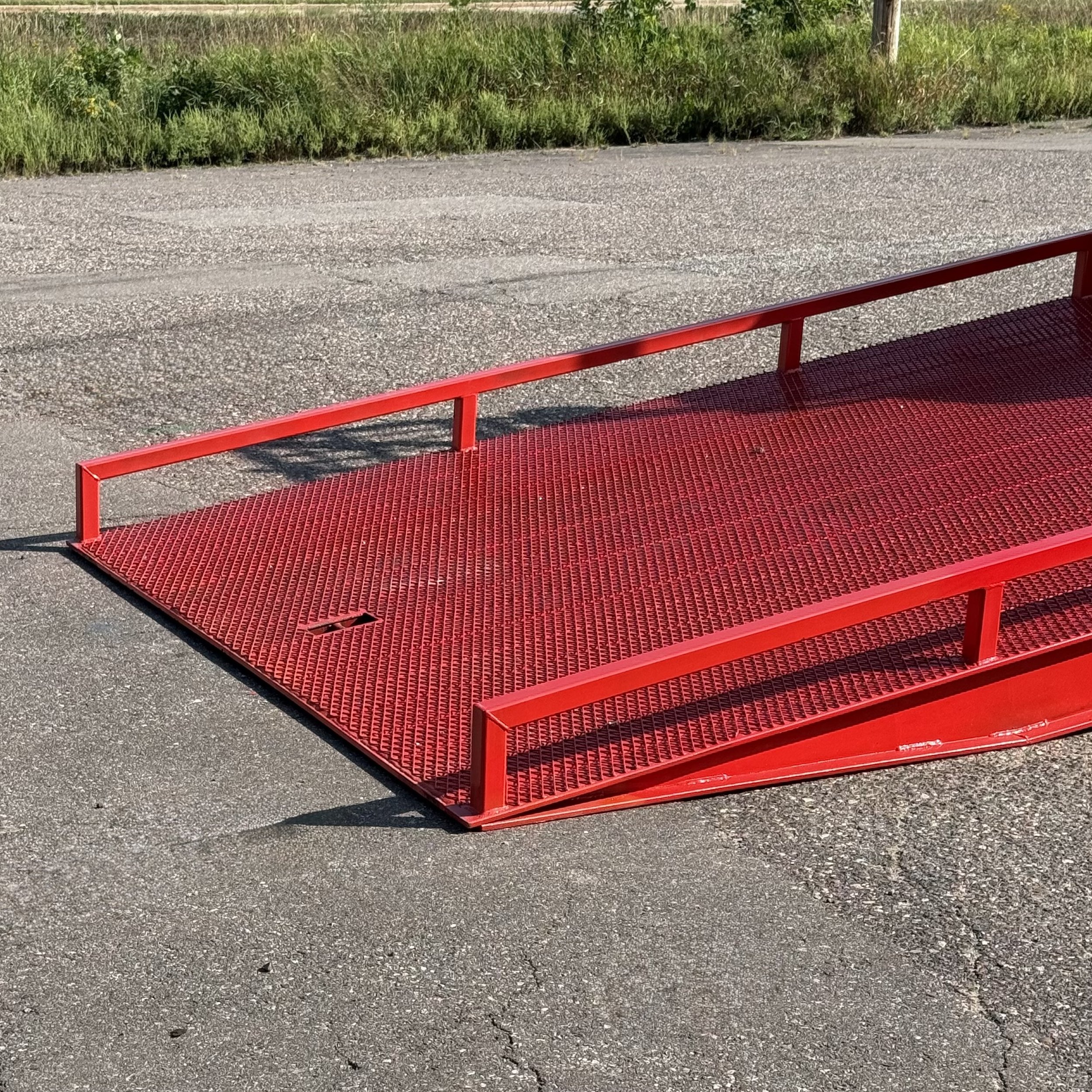 GT32 mobile yard ramp for ground-level forklift access