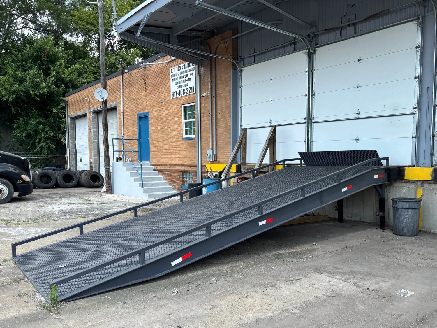 Warehouse dock ramp side profile