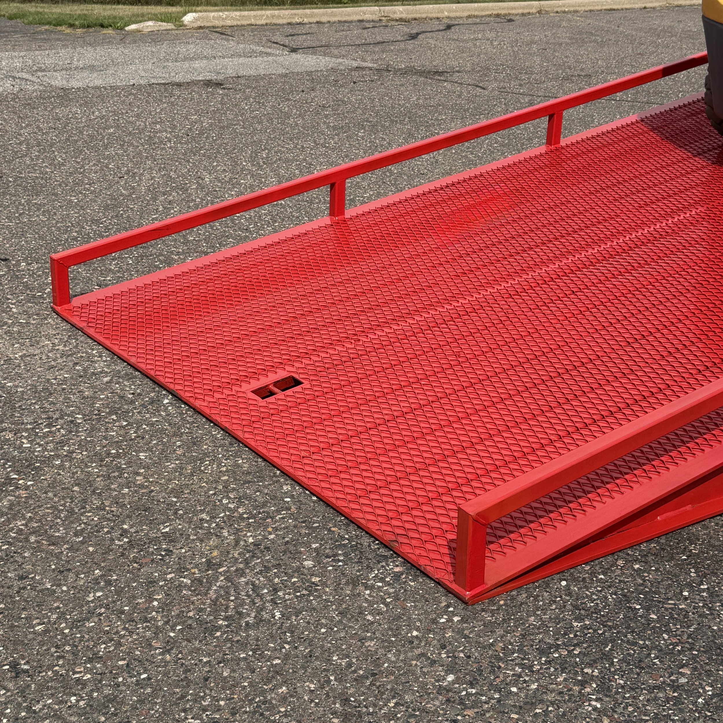 GT22 mobile yard ramp for ground-level forklift access